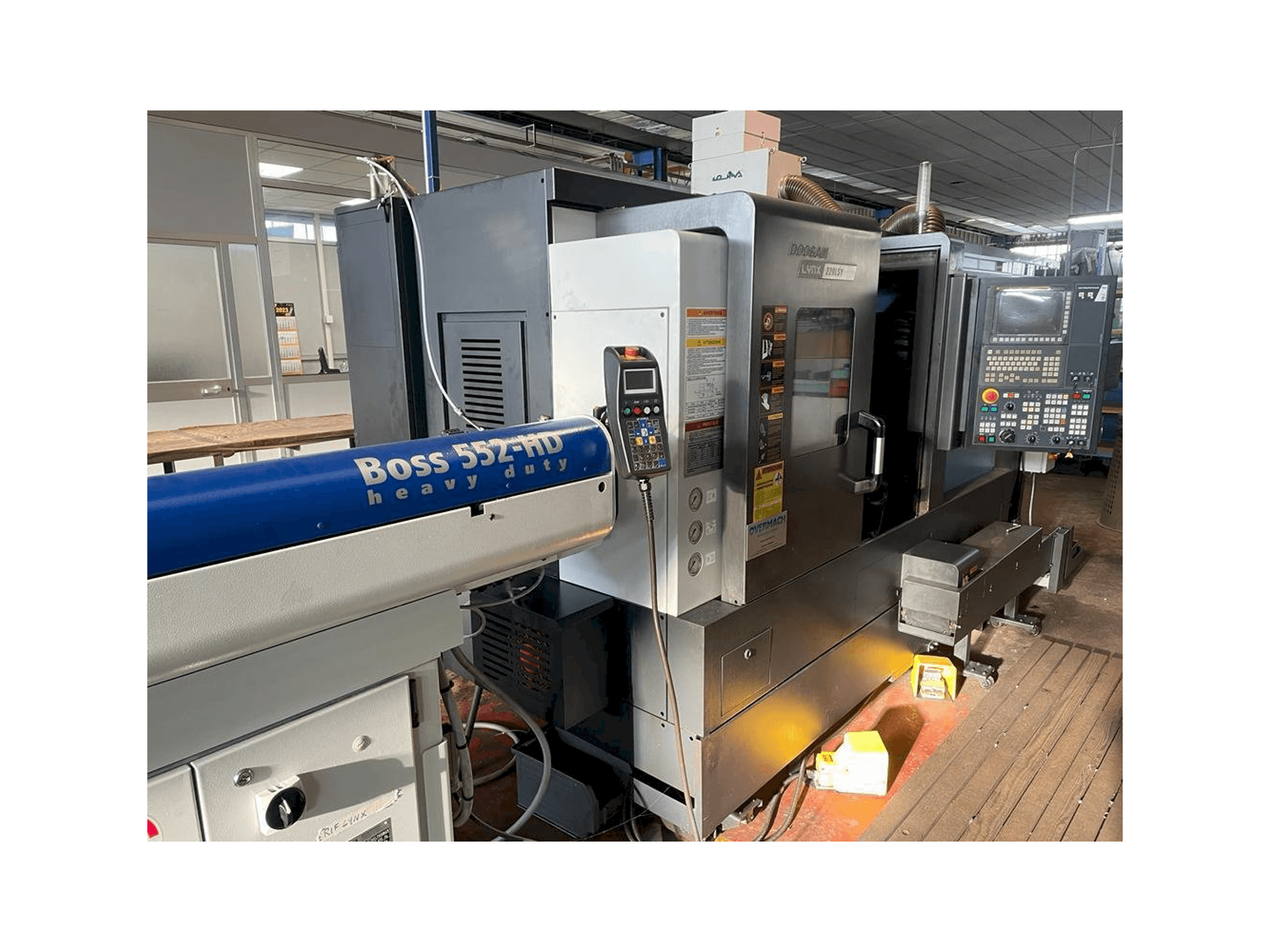 Doosan LYNX 220LSY-maskinen framifrån