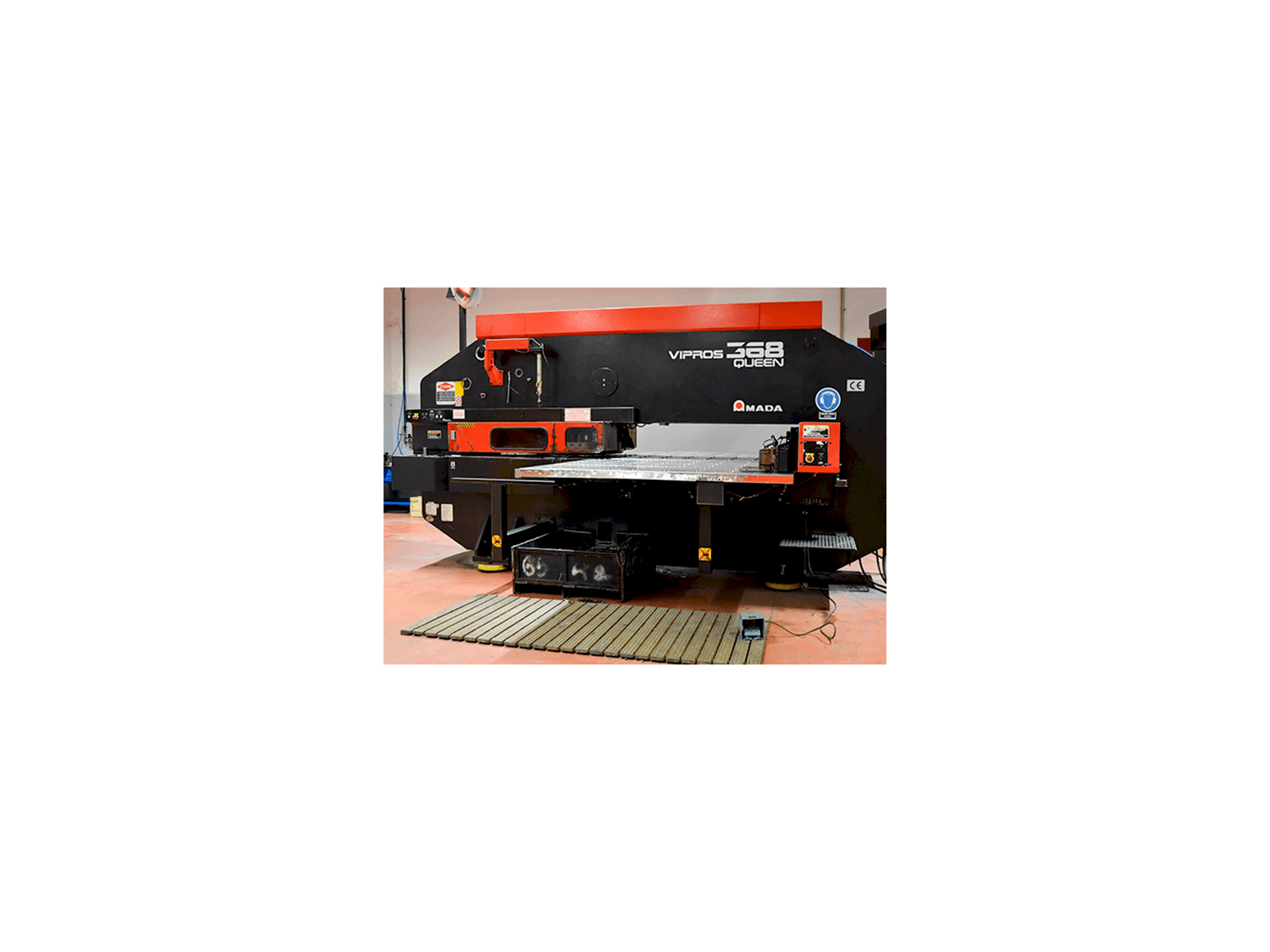 AMADA Vipros 368 Queen-maskinen framifrån
