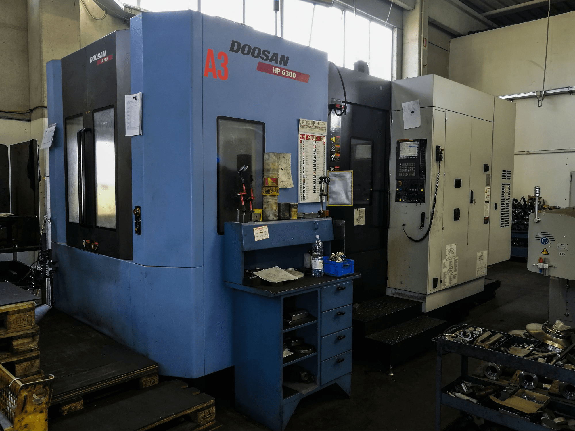 Doosan-maskinen sedd från vänsterHP 6300