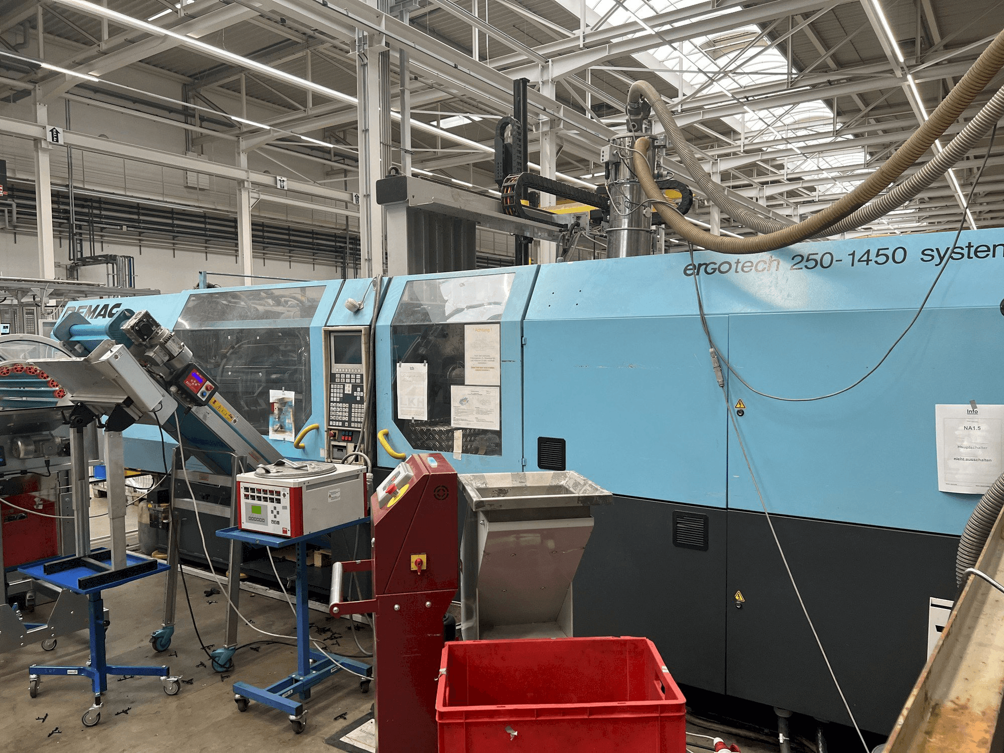 DEMAG 250-1450-maskinen sedd från höger sida