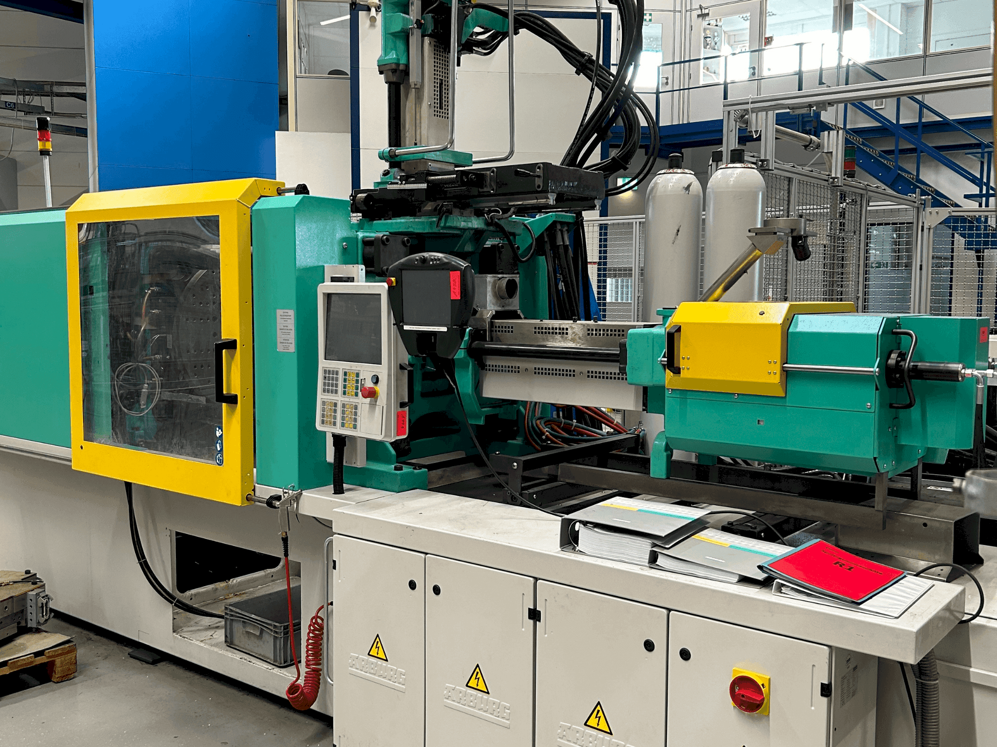 Arburg 570S 2200-400/170-maskinen framifrån