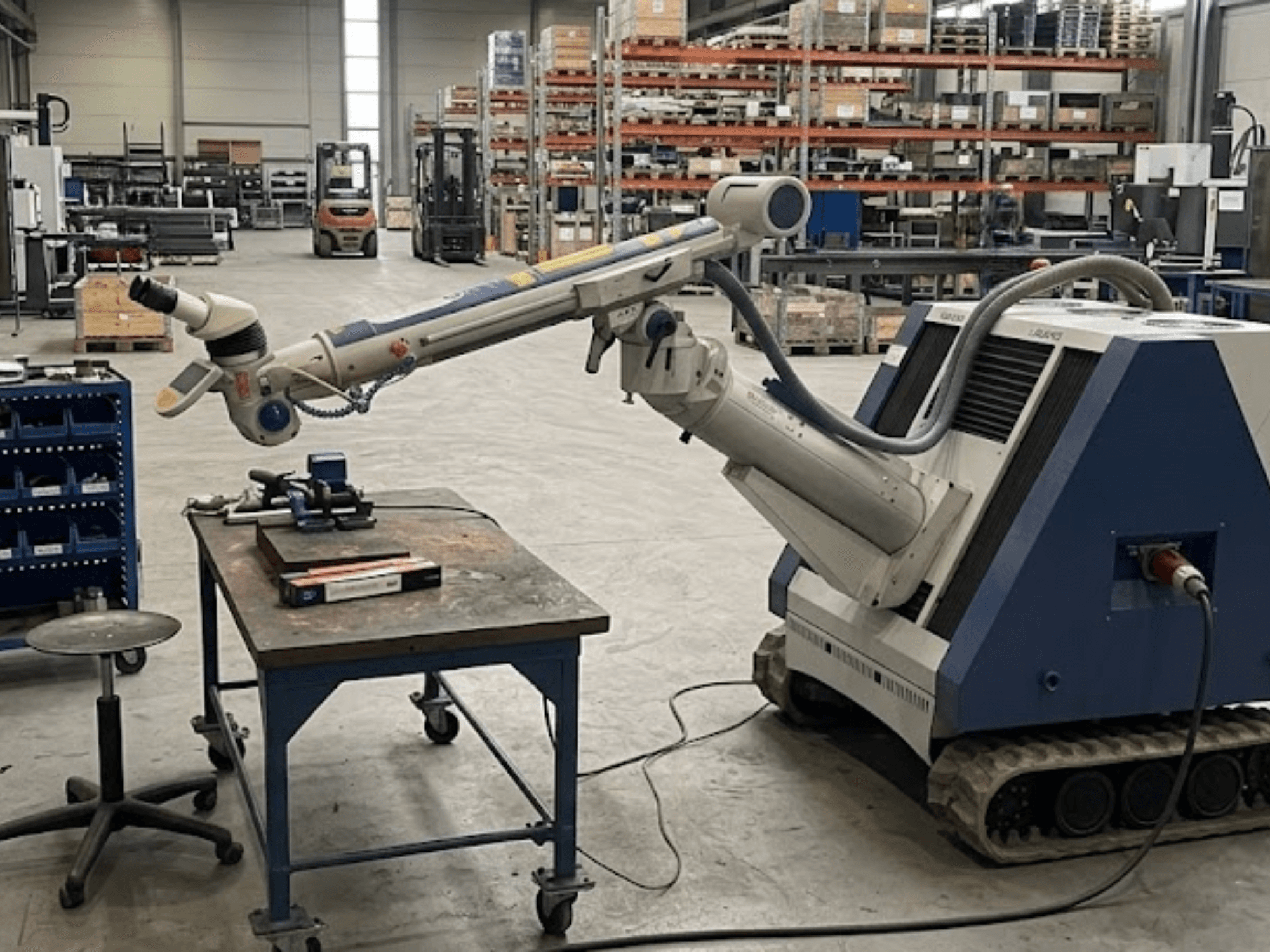 Verktygsmaskinen ALPHA LASER ALFlak300 M i en verkstad med robotarm; framifrån sett, vilket visar den precisa inställningen på arbetsbordet.