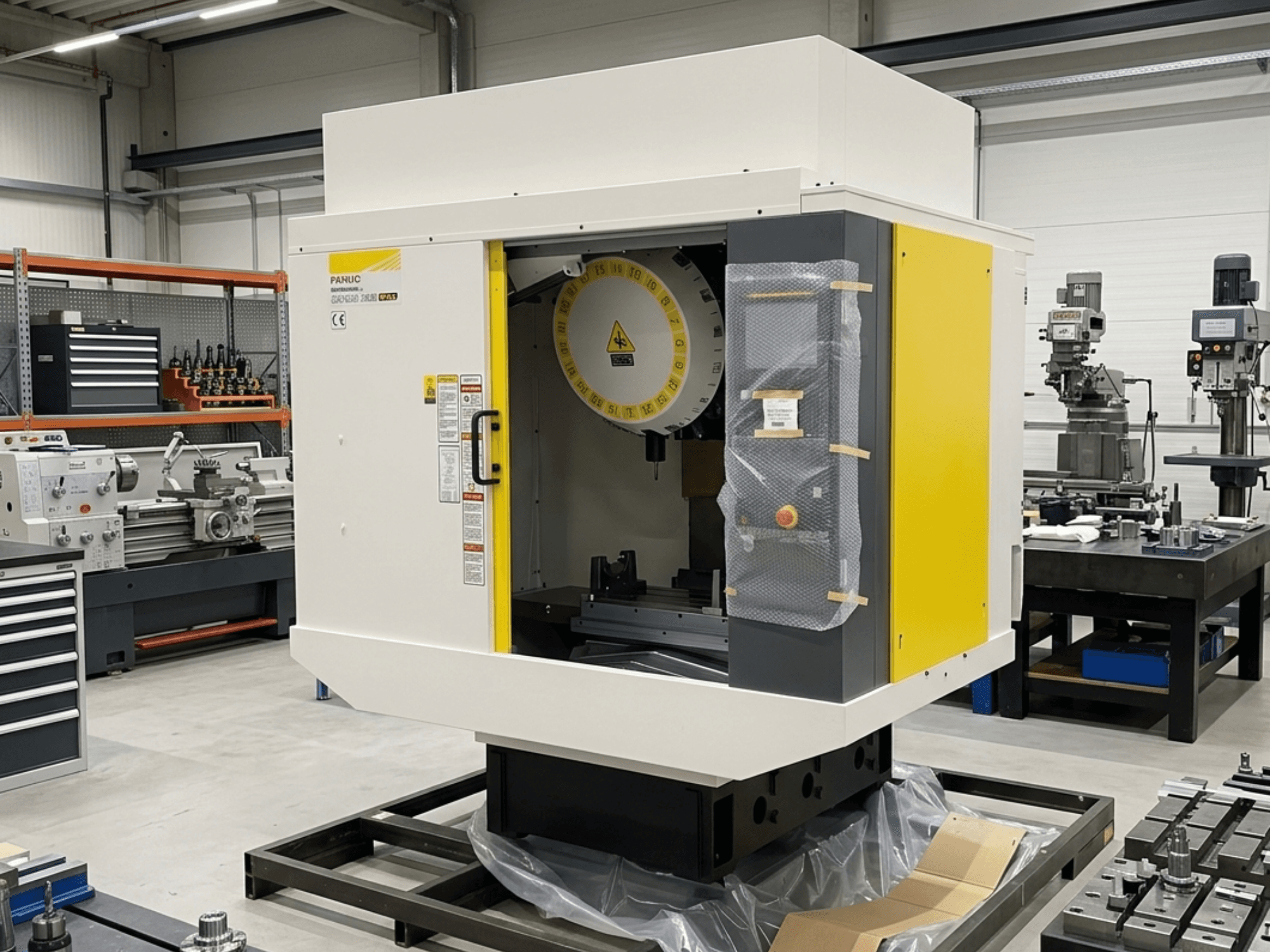 FANUC Robodrill Alpha D21LIB5 Plus vertikal fleroperationsmaskin i sidovy, visar kontrollpanelen och arbetsområdet.