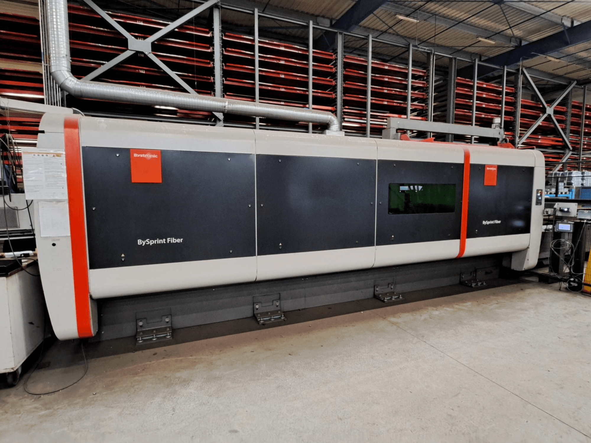 Bystronic BySprint Fiber 4020 fiberlaserskärmaskin, framifrån i en verkstadsmiljö med synliga säkerhetsfunktioner.