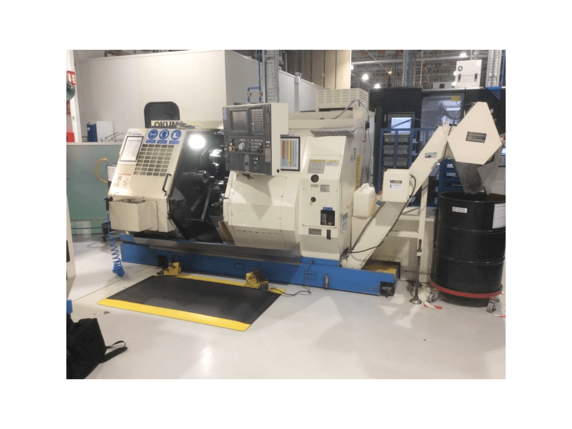 Okuma LT 10-maskinen framifrån