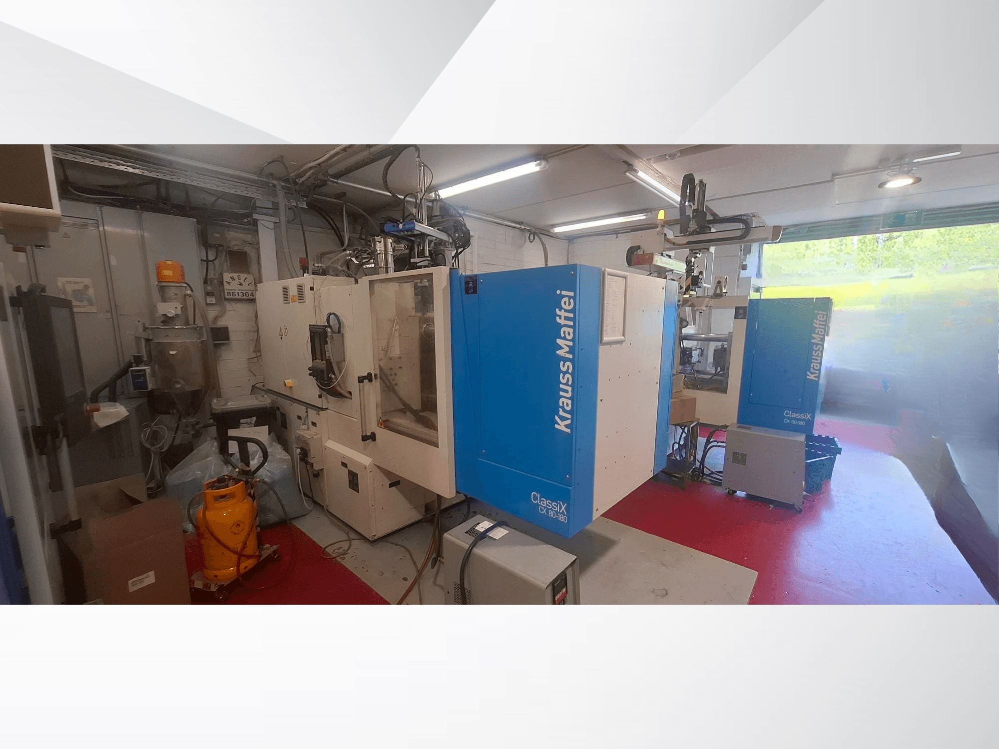 Hydraulisk formsprutningsmaskin av typen Krauss Maffei CX 80-180, framifrån, i en industriell miljö med utrustning runt omkring.