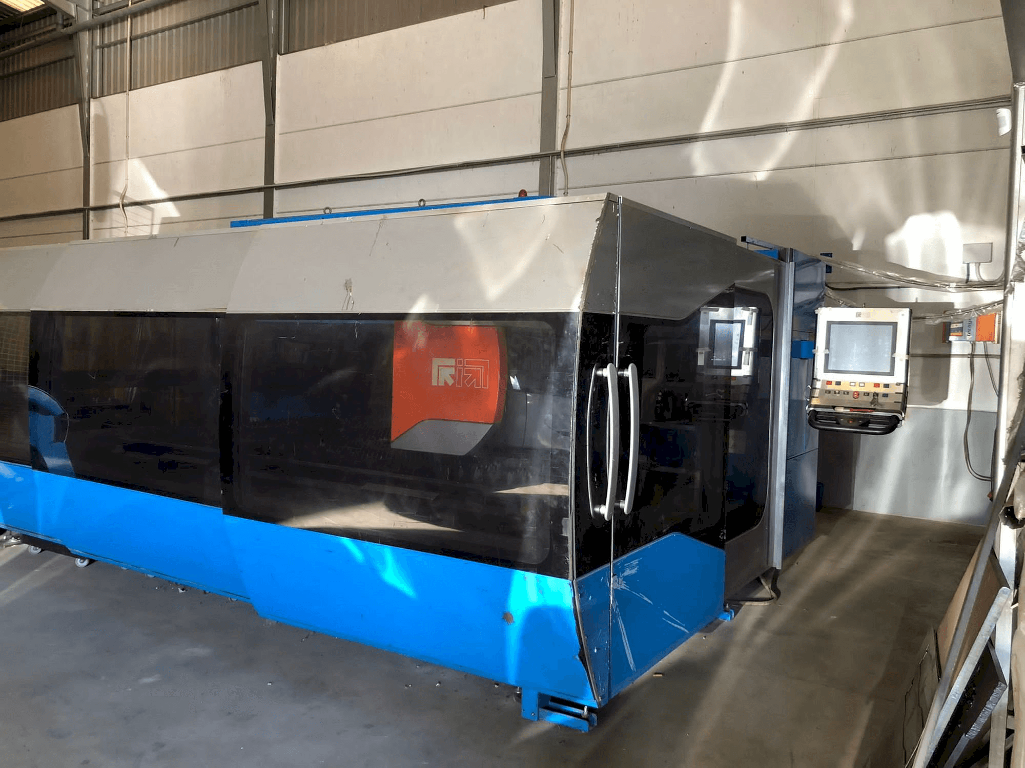 Prima Power Zaphiro-maskinen framifrån