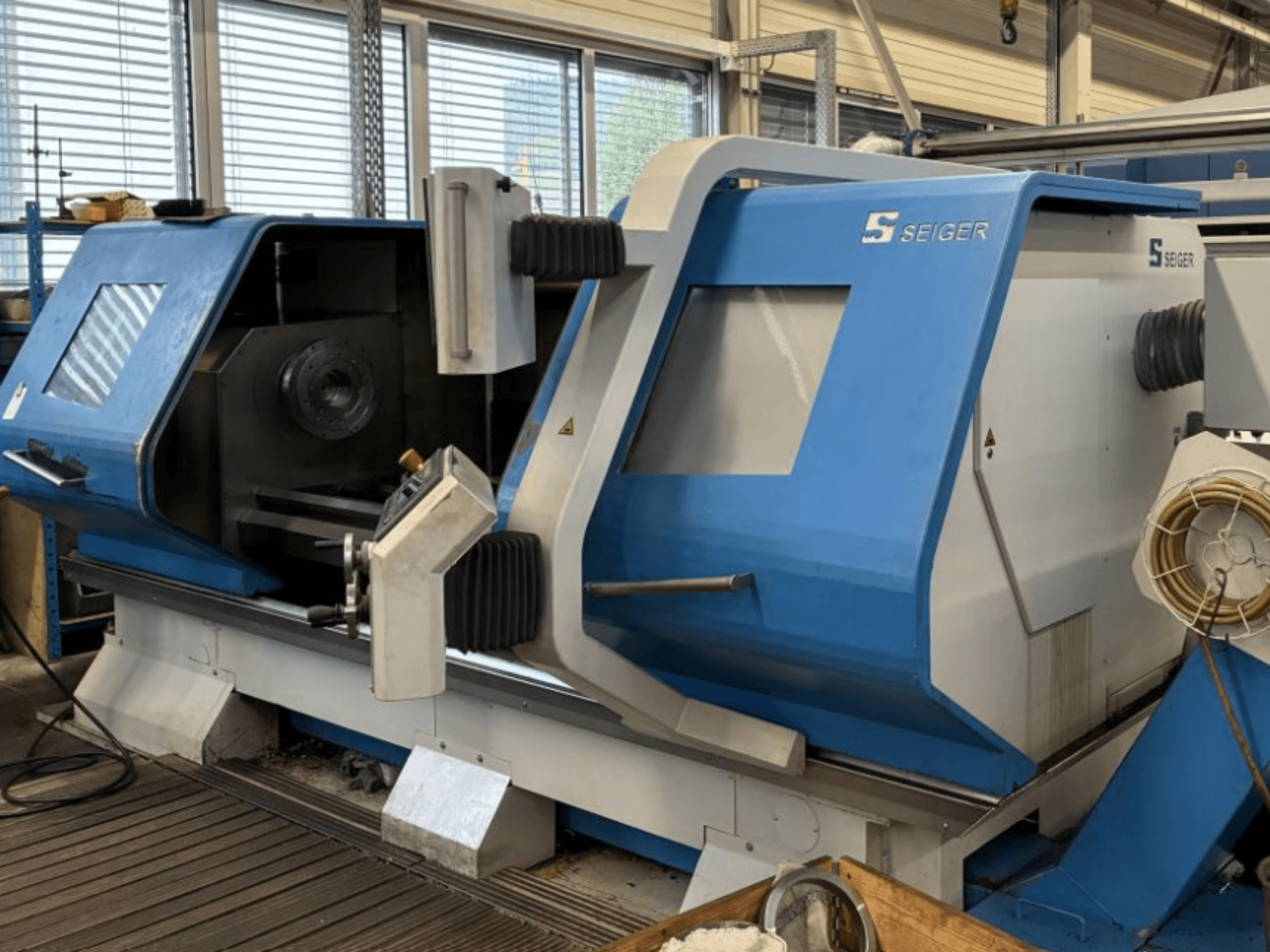 SEIGER SLZ-620E horisontell svarv, framifrån med kontrollpanelen och huvudspindeln i förgrunden.
