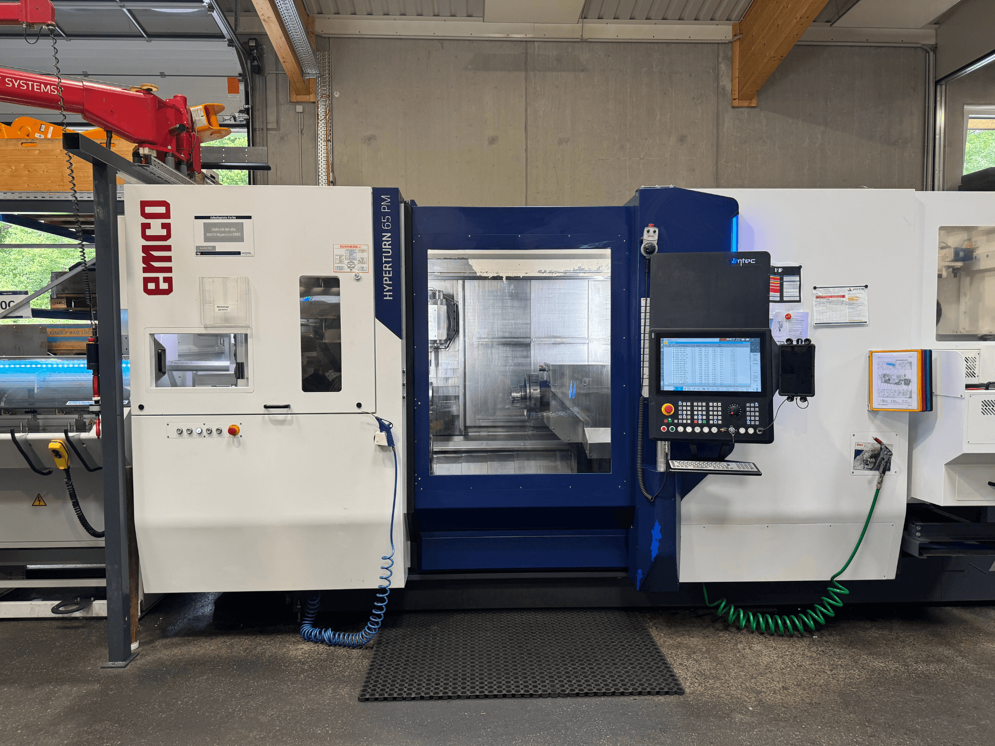 EMCO Hyperturn 65 PM-maskin, framifrån, med kontrollpanel, spindelområde och driftsfunktioner.