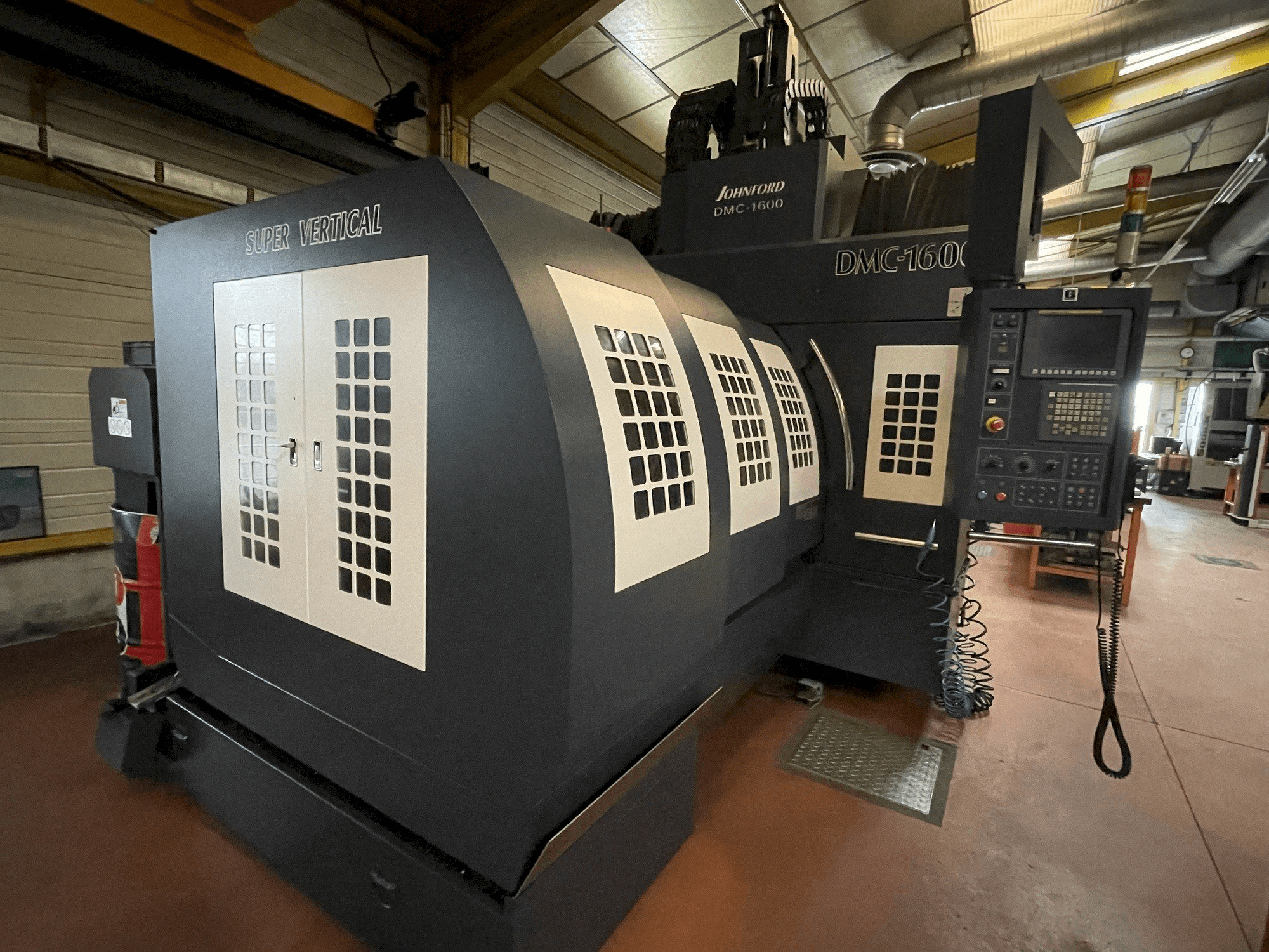 Johnford DMC 1600-maskinen sedd från vänster