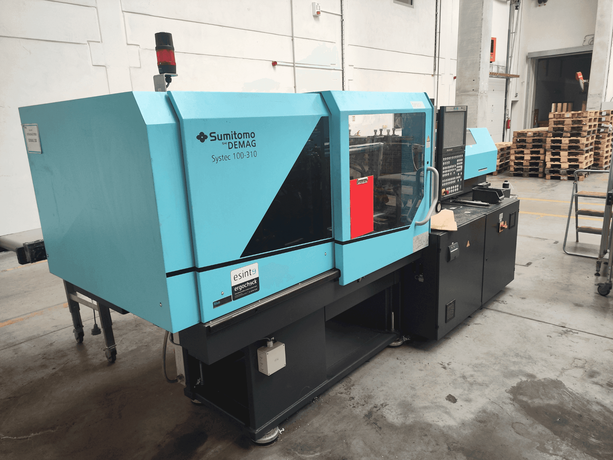 DEMAG Systec 100/420-310-maskinen framifrån