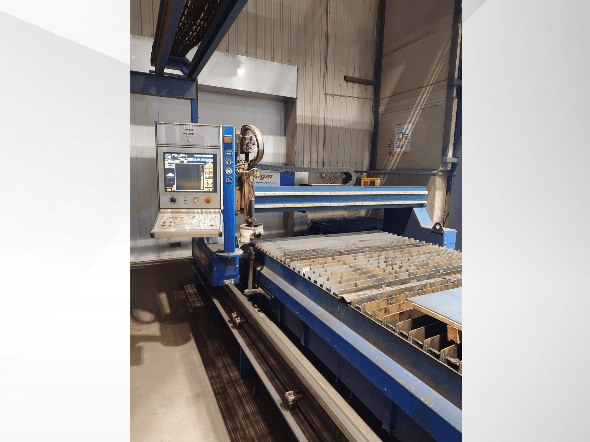 CNC-skärmaskin från PlasmaCam, framifrån med kontrollpanel och skärbädd i metall med lameller.