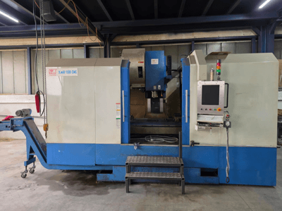 KNUTH X-MILL 1500 CNC-styrt vertikalt bearbetningscenter, sidovy, med kontrollpanel, trappsteg och utmatningsband.