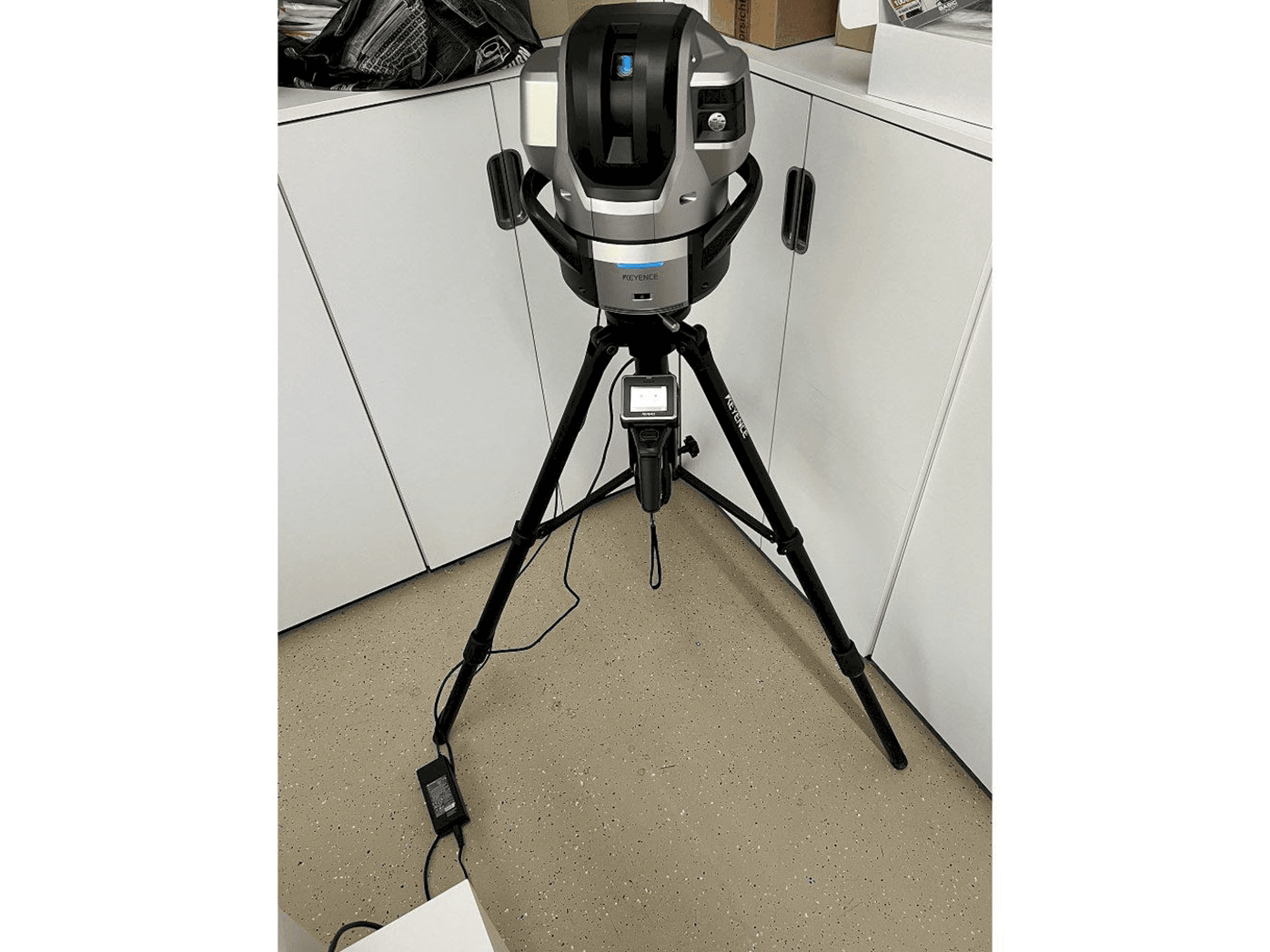 KEYENCE WM-C3000-maskinen framifrån