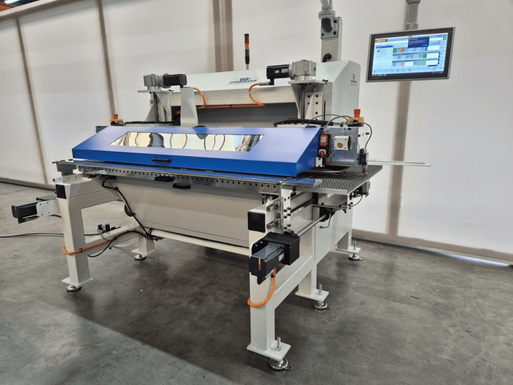 WEHRMANN WT-50/900 panelsåg framifrån, med blå kapyta, digital kontrollpanel och integrerade säkerhetsfunktioner.