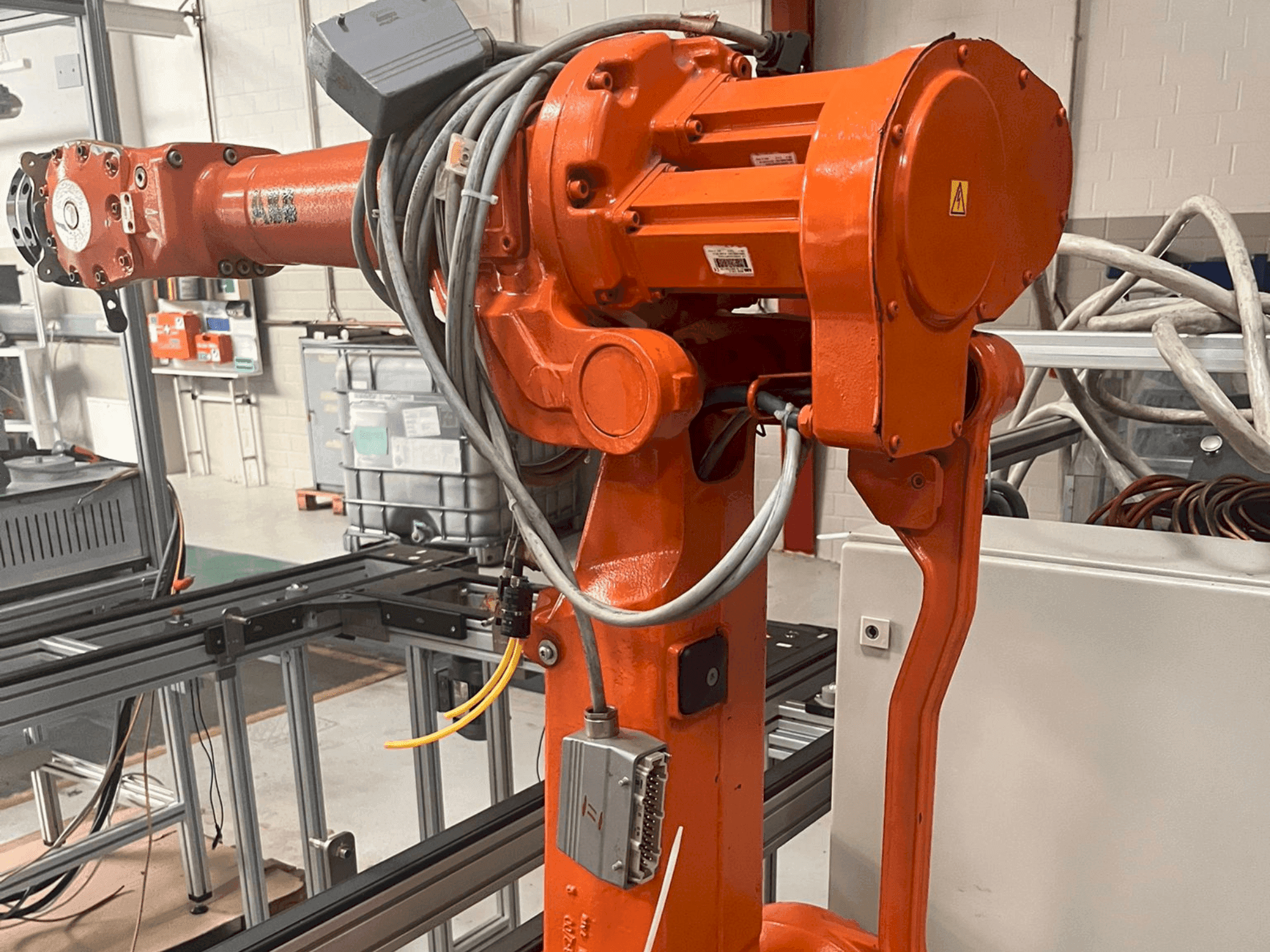 ABB IRB 2400 M2004-maskinen framifrån