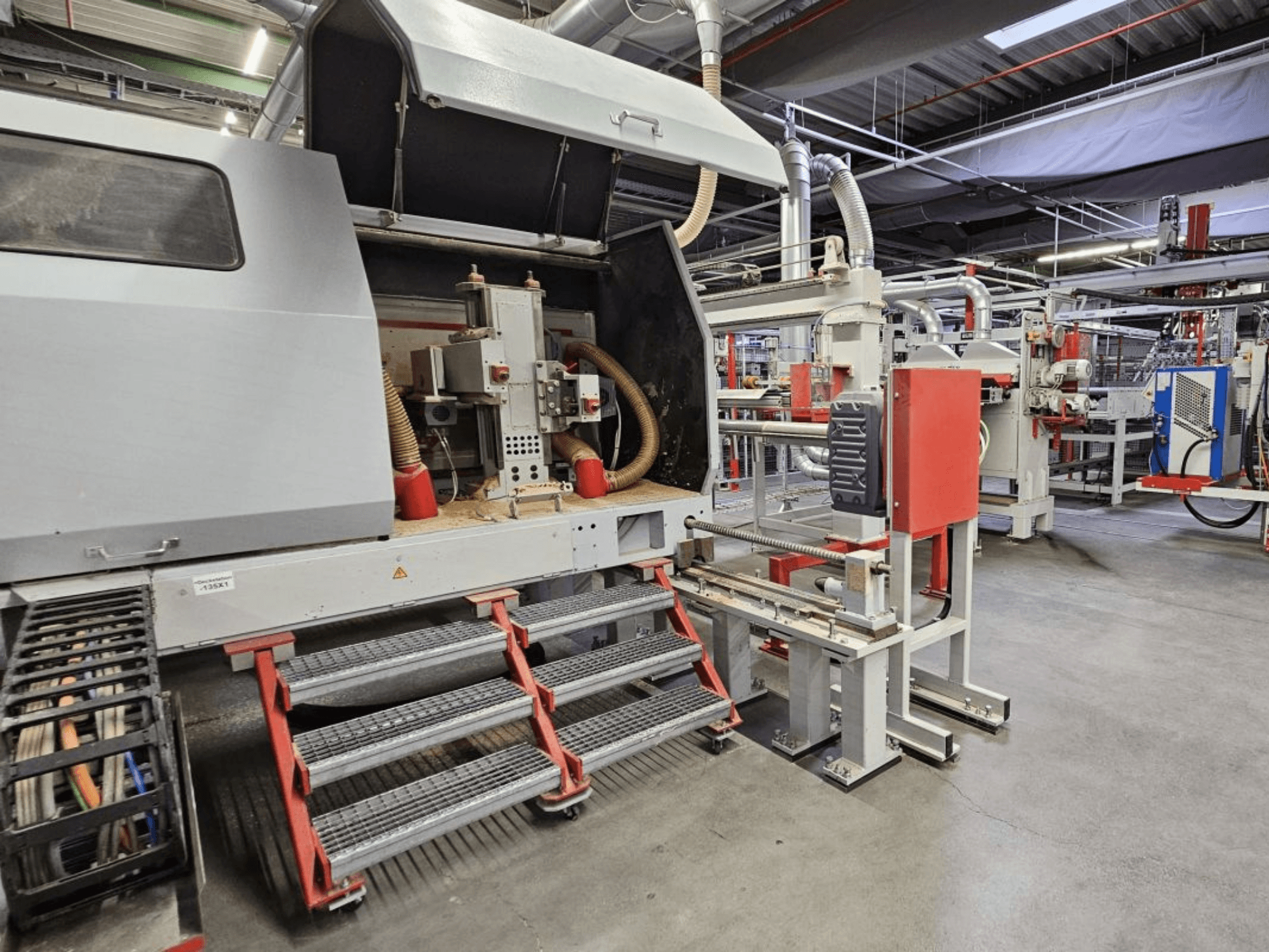 Frontvy av BURKLE Optima 1428/50 träproduktionslinje, med steg och synliga maskinkomponenter.