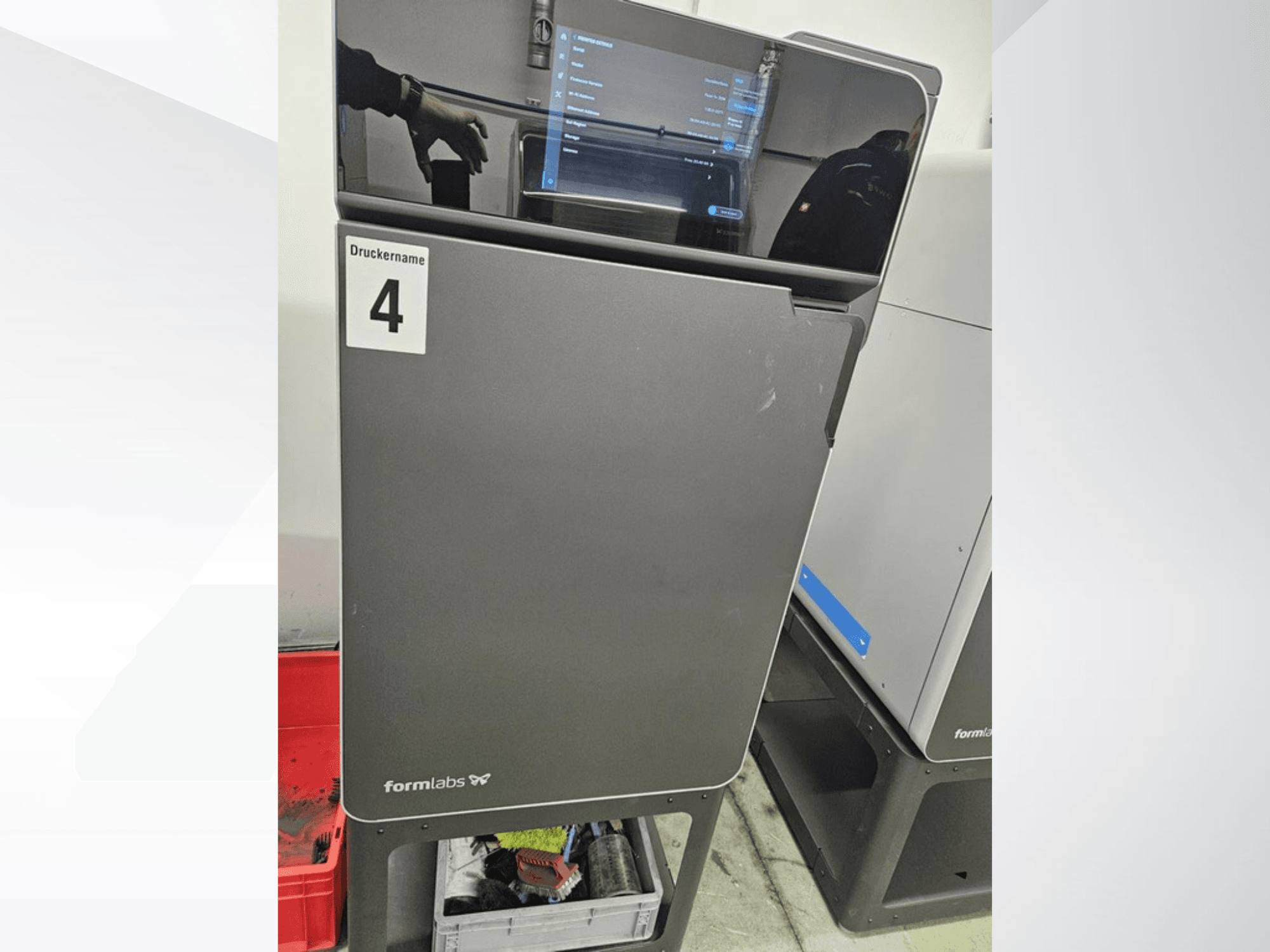 FORMLABS Fuse 1+ 30 W 3D-skrivare för plast, framifrån, med pekskärm och etiketten ”Druckname 4”.