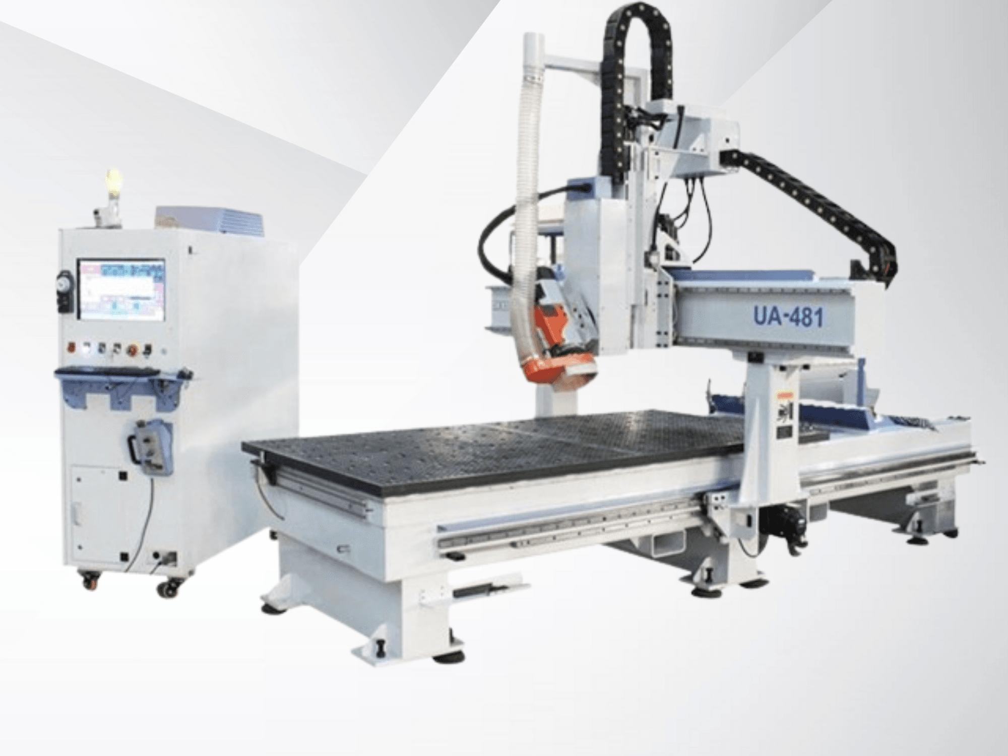 UA-481 CNC-maskin och kontrollpanel, sidovy, med stort arbetsbord och precisionsskärhuvud.