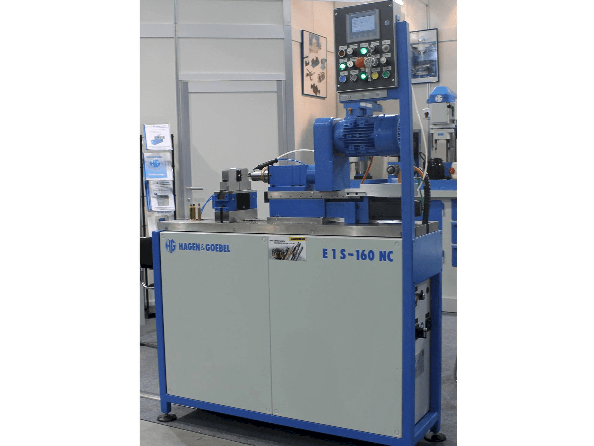 HAGEN&GOEBEL E 1 S – 160 NC-maskinen framifrån
