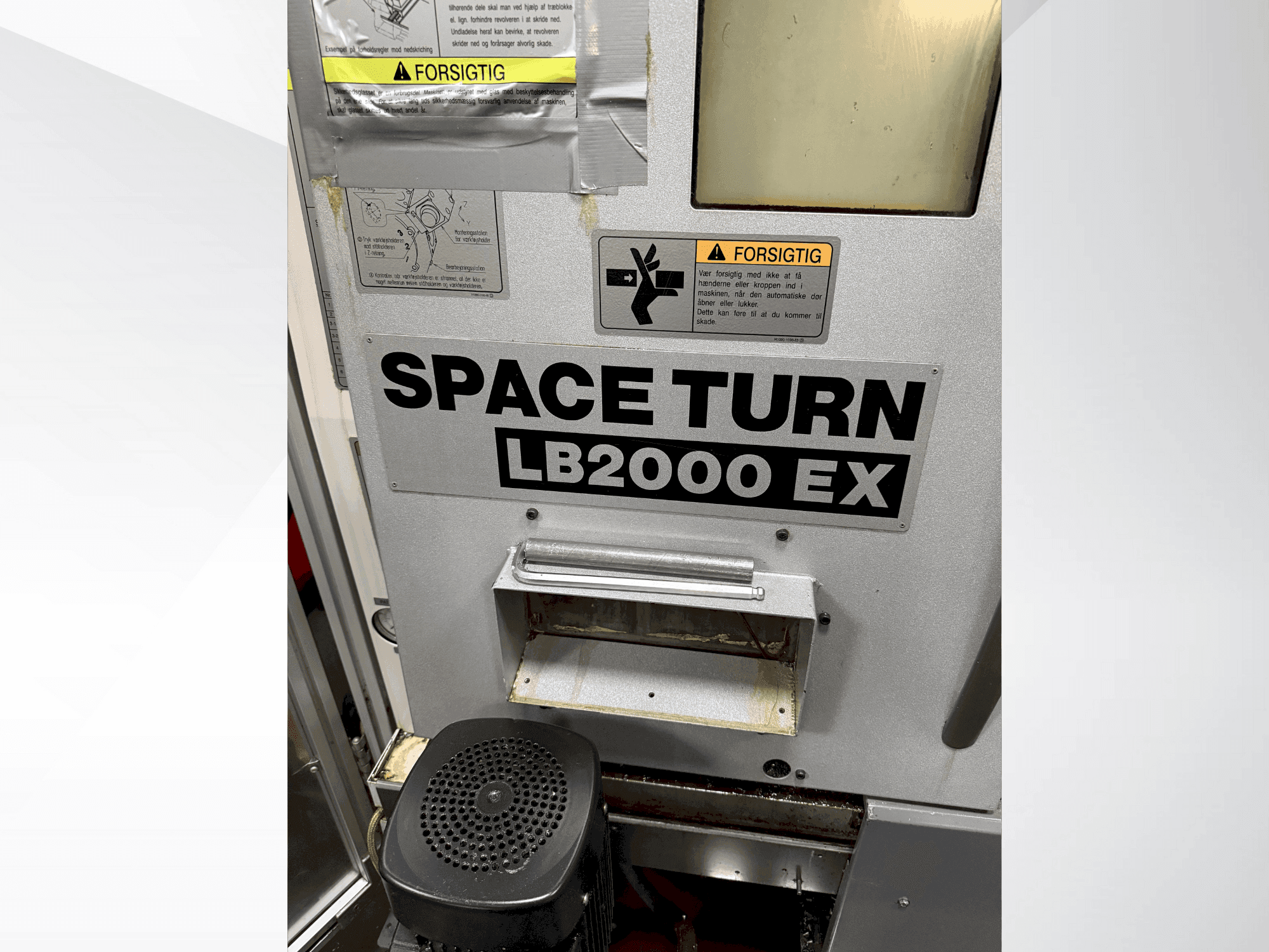 Okuma Space Turn LB2000 EX-maskinen framifrån