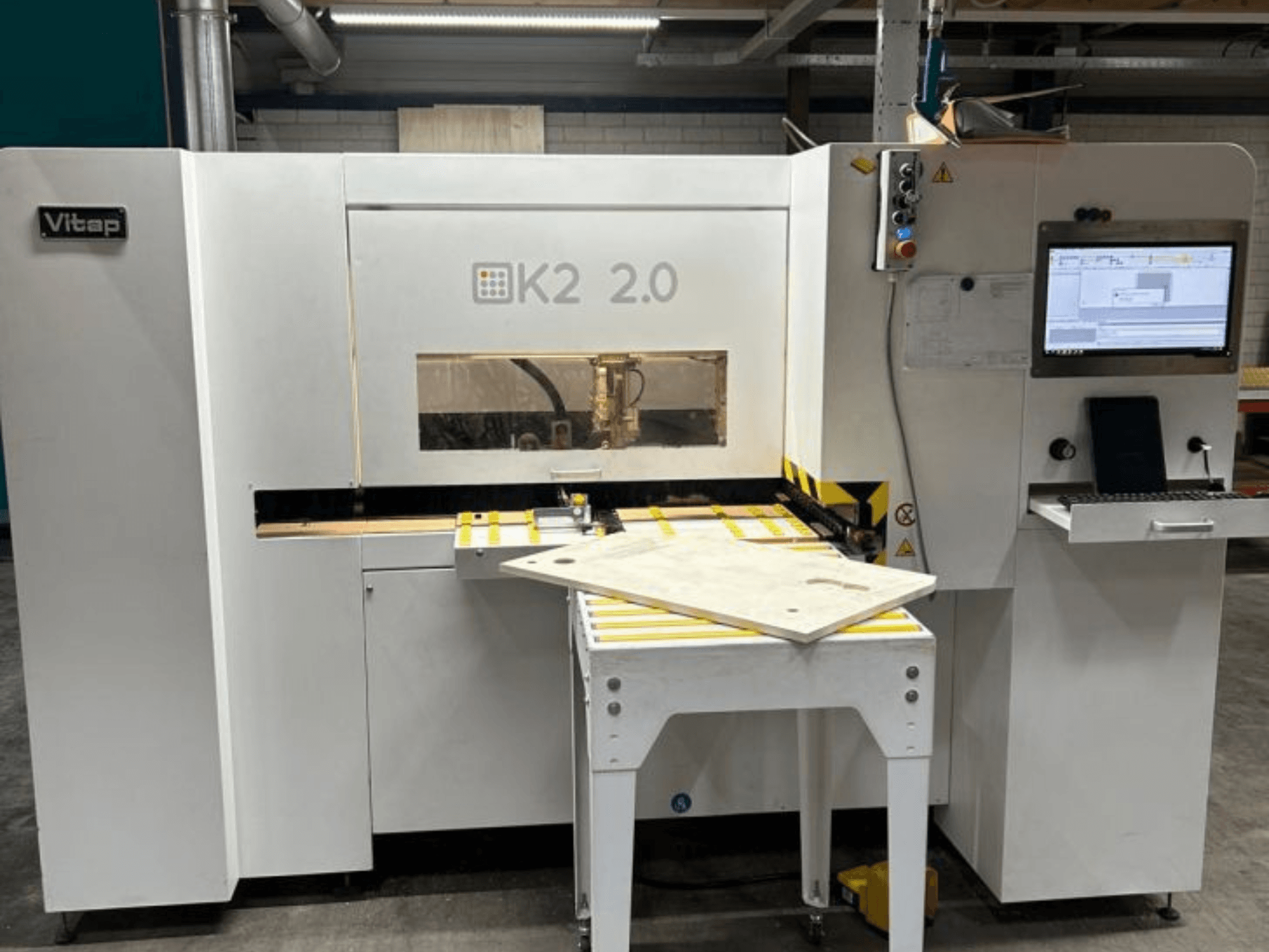 CNC-bearbetningscenter VITAP Point K2 2.0, framifrån, visar kontrollpanel, arbetsyta och säkerhetsfunktioner.