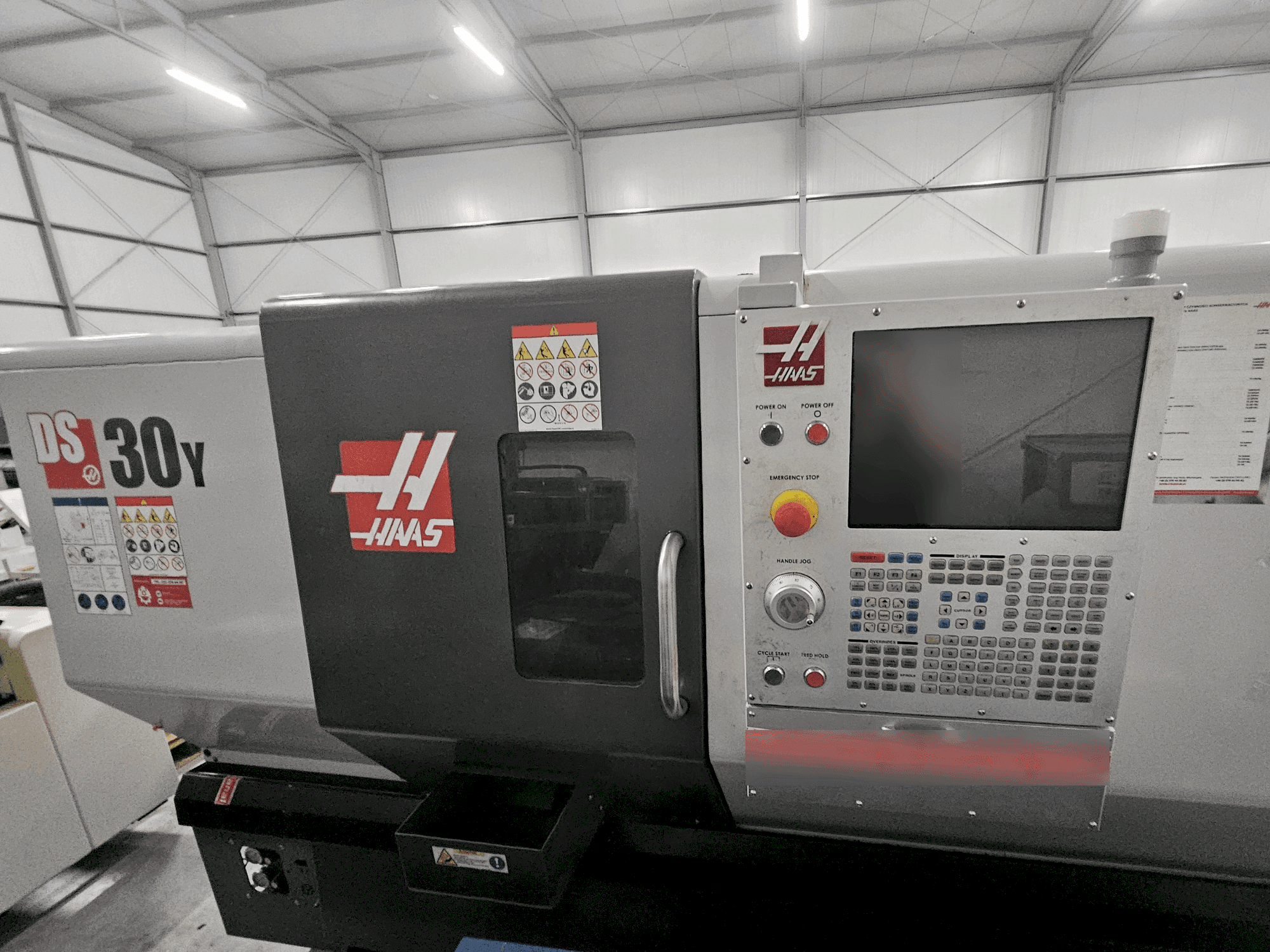 HAAS DS-30Y-maskinen framifrån