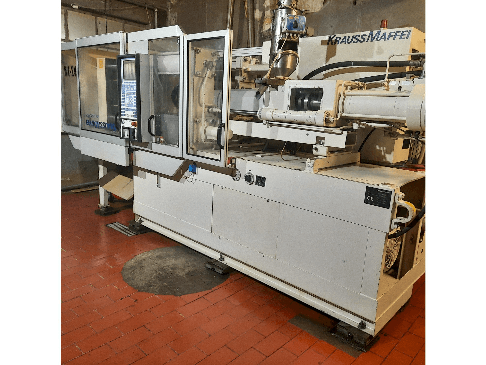Krauss Maffei KM 125-520 C2-maskinen framifrån