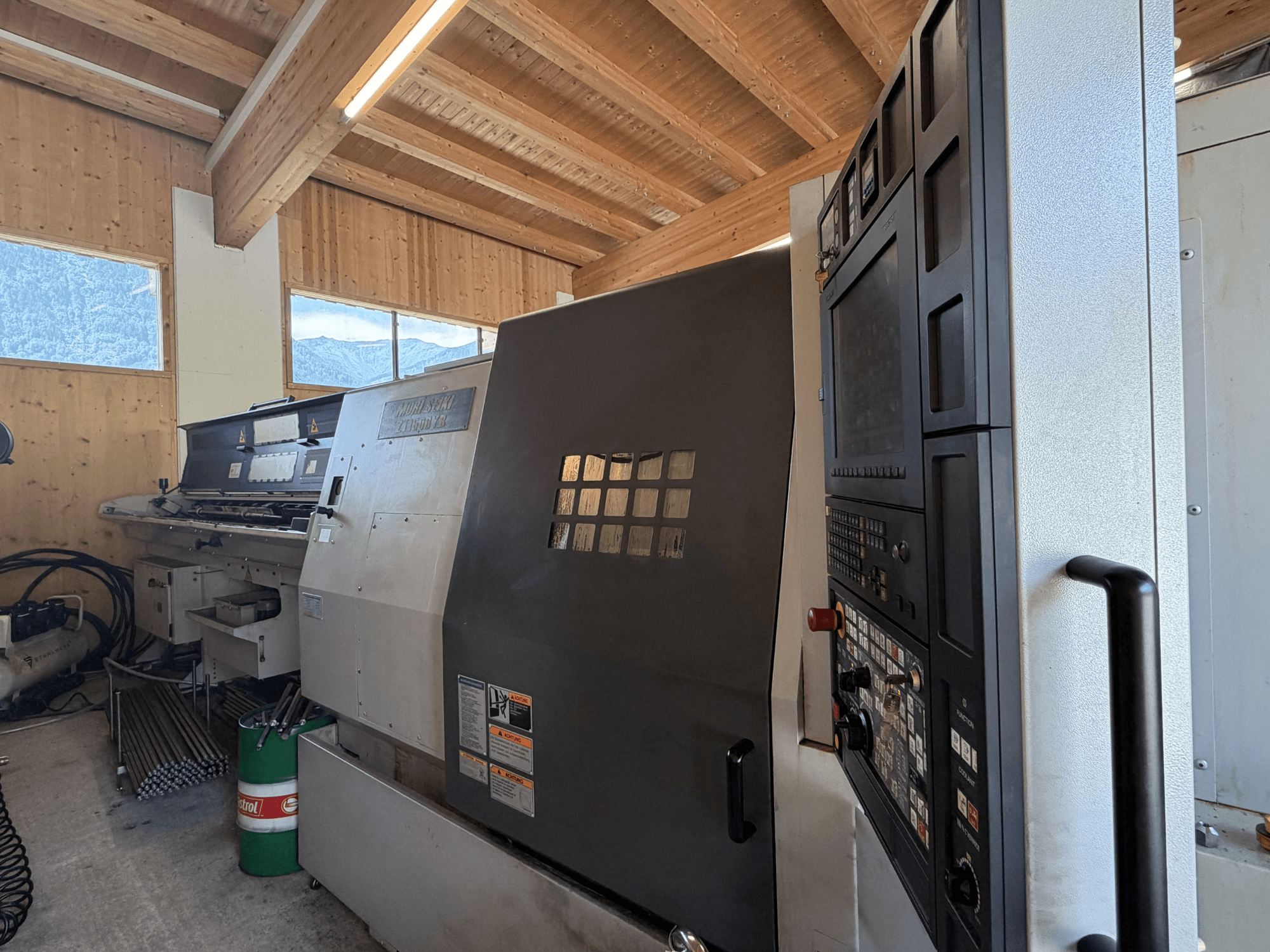 MORI SEIKI ZT1500YB svarv- och fräscenter i en verkstad, sidovy som visar kontrollpanelen och maskinens funktioner.