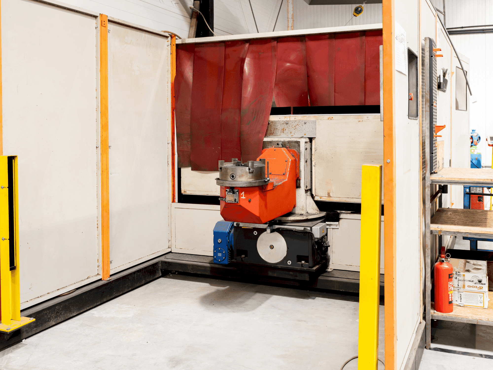 IGM MA30 with KUKA robot-maskinen framifrån