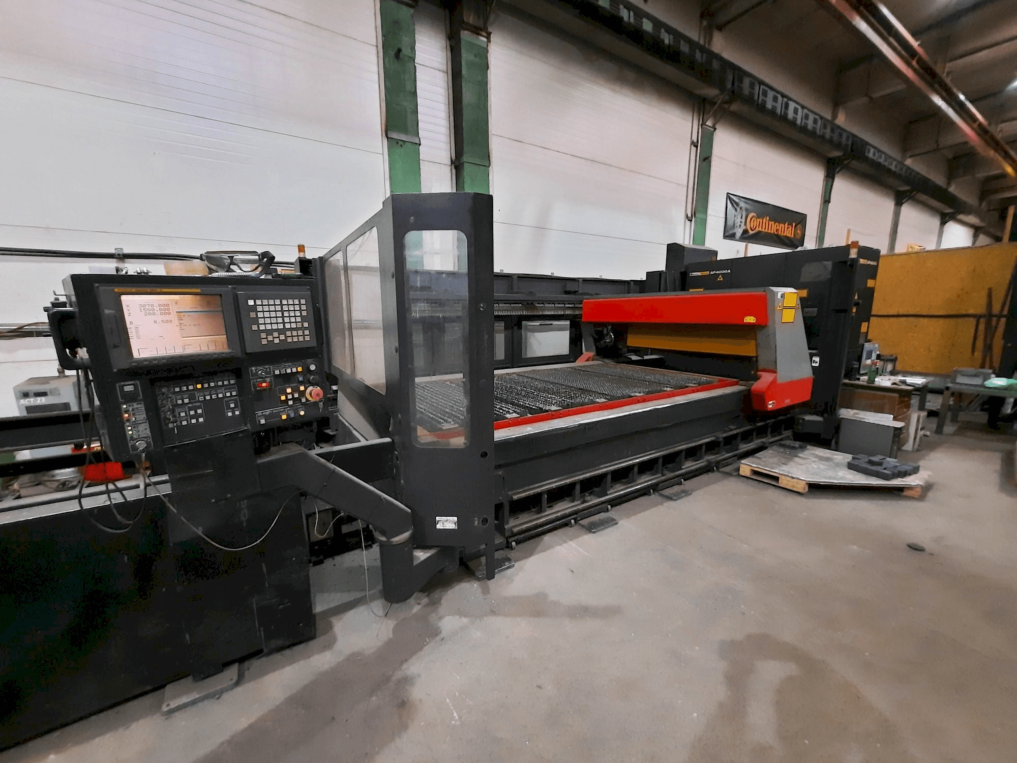 AMADA F0 3015-maskinen framifrån