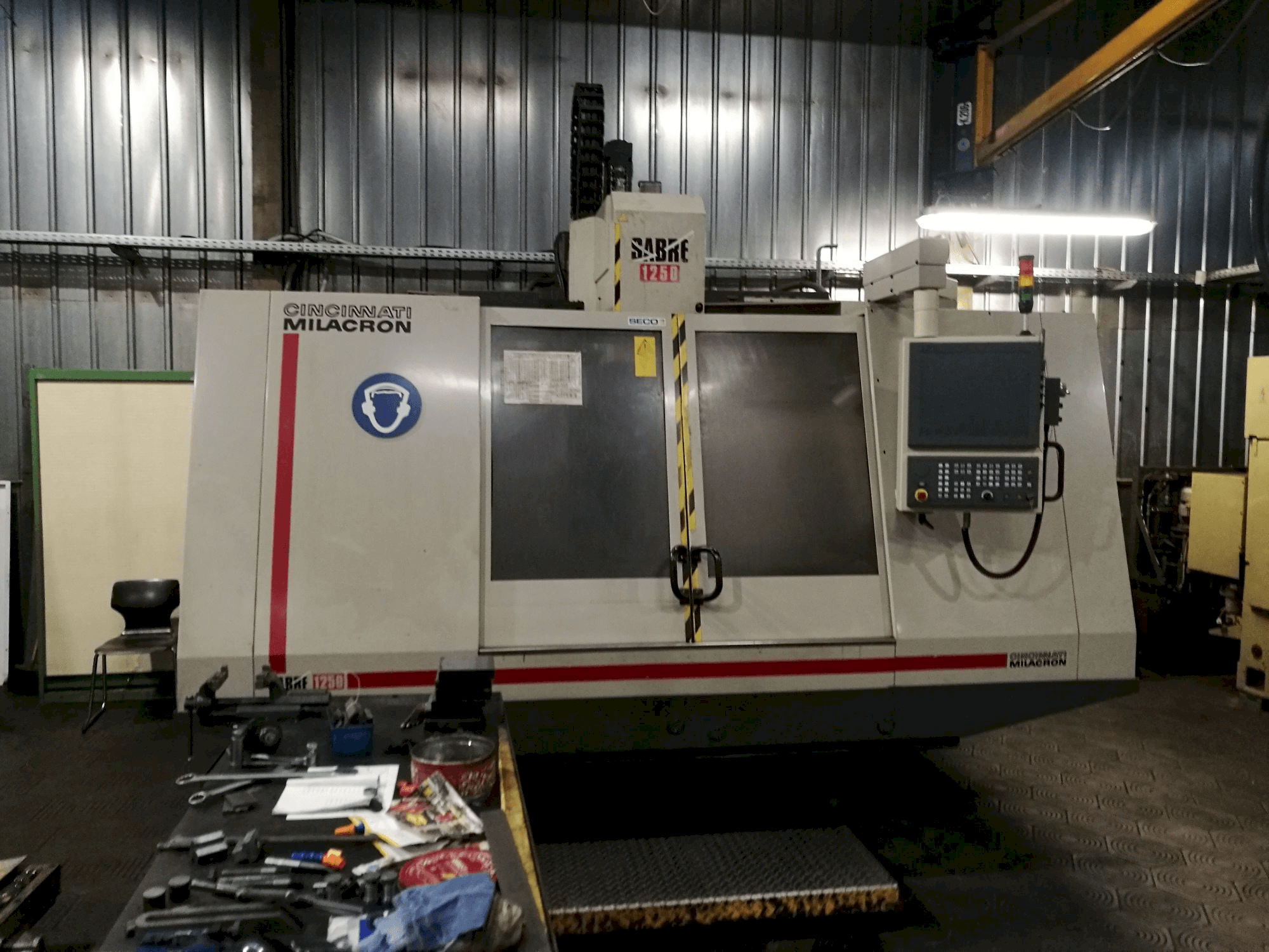 Cincinnati Milacron Sabre 1250-maskinen framifrån