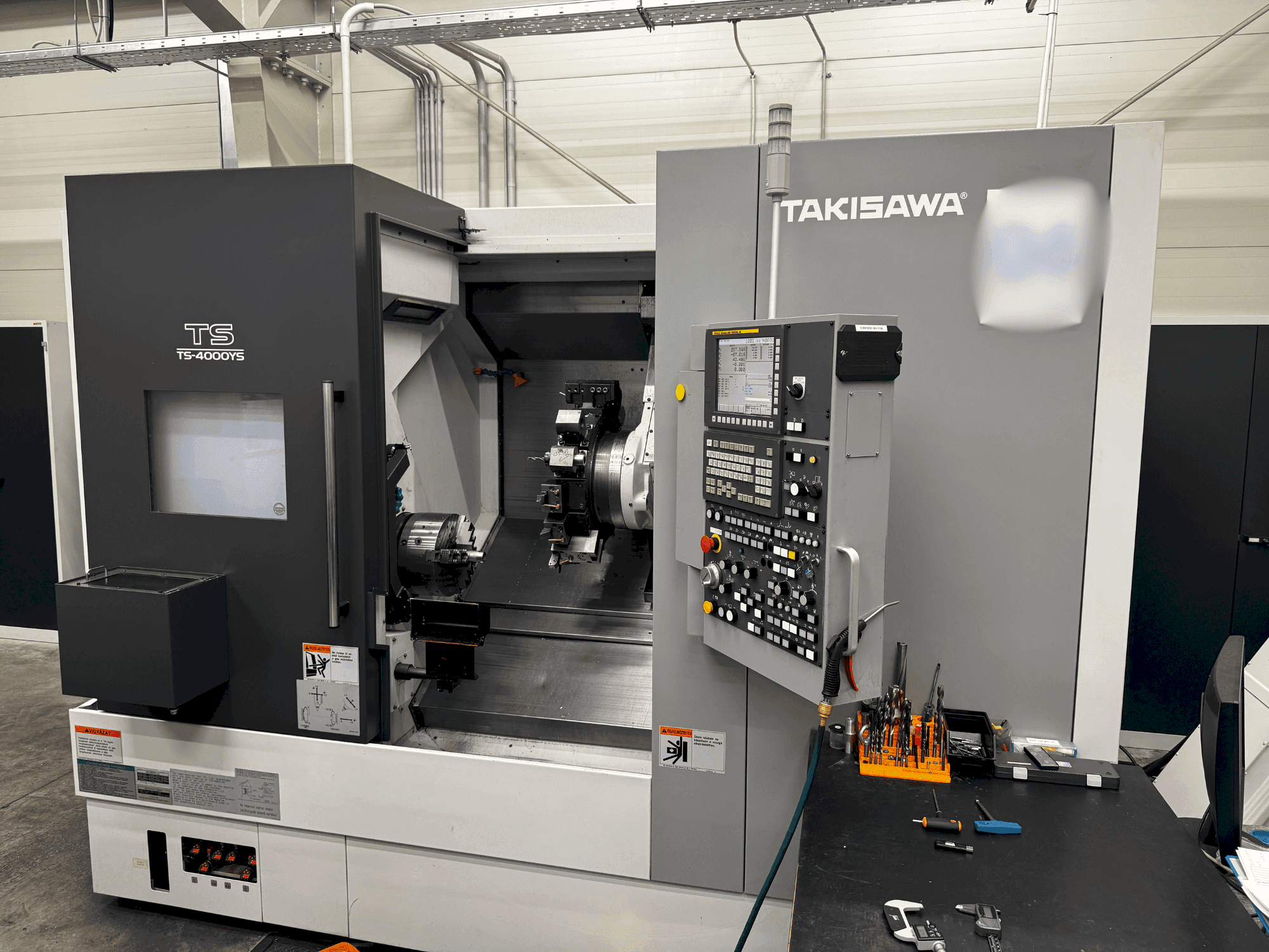 Takisawa TS-4000YS-maskinen framifrån