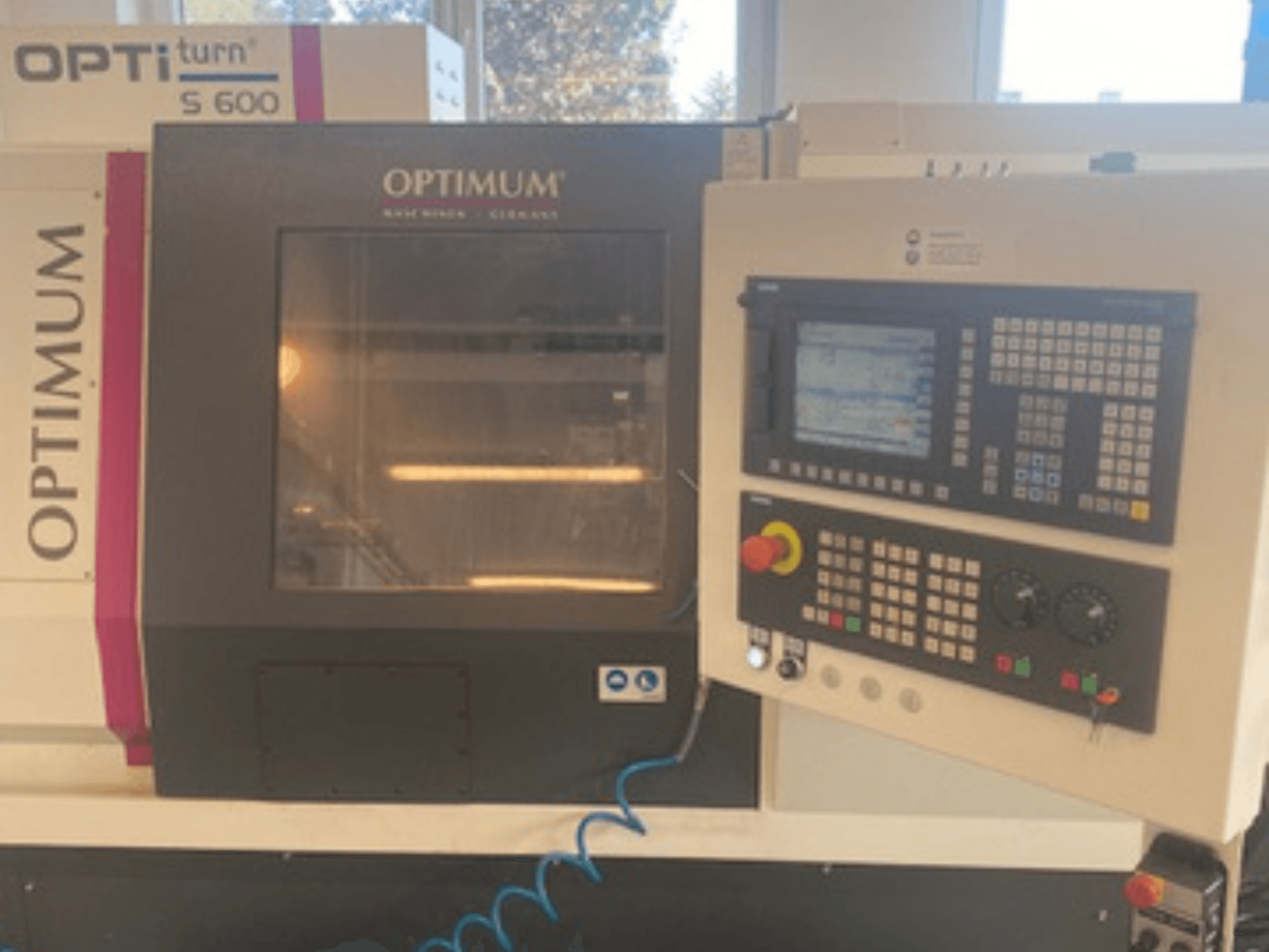 Optimum OPTIturn S 600 horisontell svarv, framifrån med kontrollpanel och display.