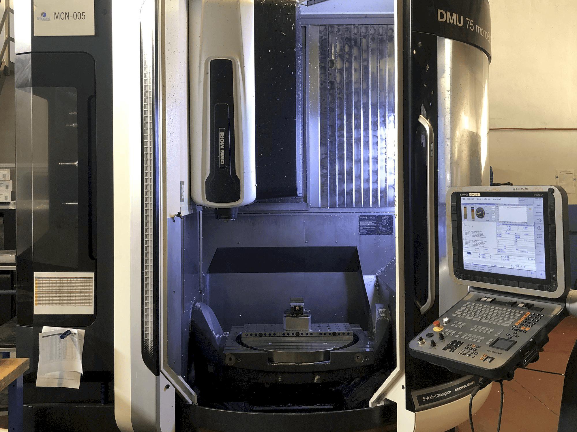 DMG MORI DMU 75 Monoblock-maskinen framifrån