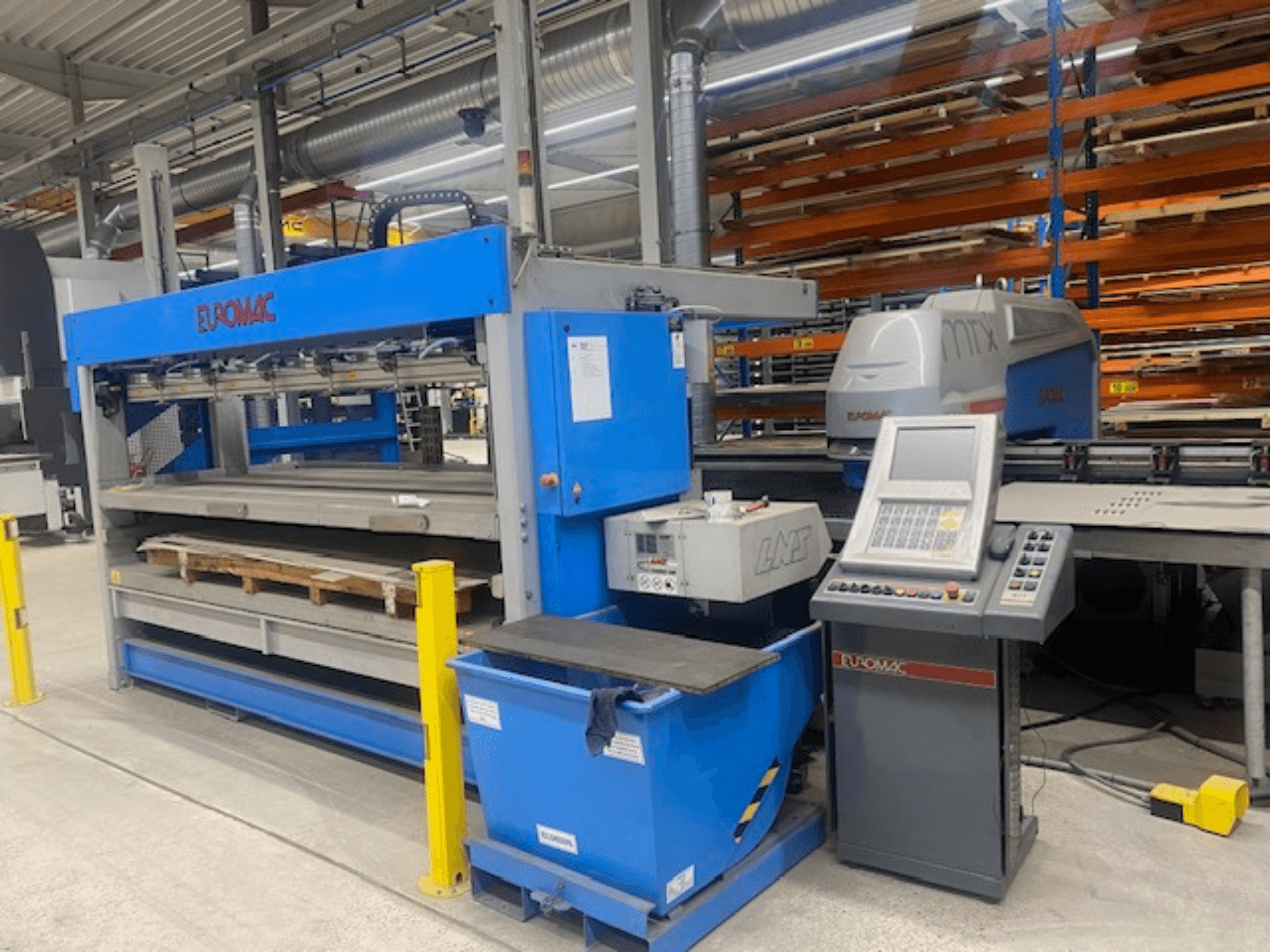 CNC-stansmaskin Euromac MTX FLEX 12, framifrån sett med kontrollpanel, pallar och säkerhetsanordningar synliga.