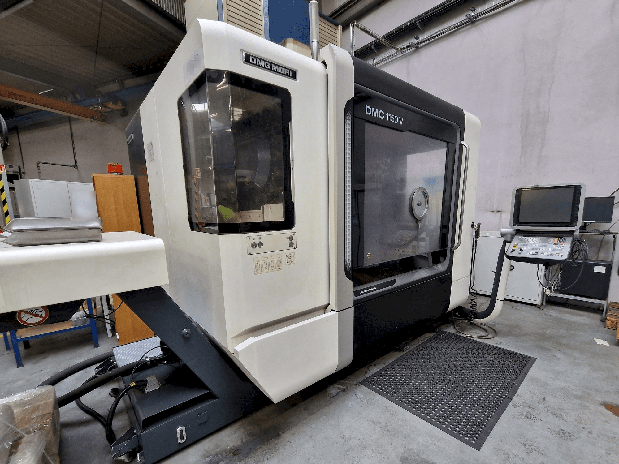 DMG MORI DMC 1150 V-maskinen sedd från vänster sida