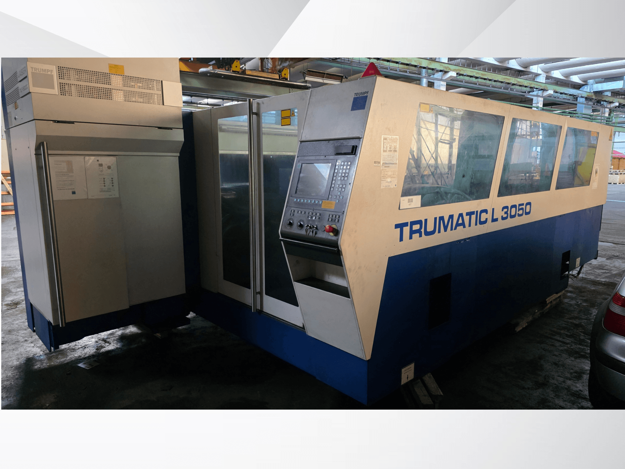 TRUMPF Trumatic L 3050 CO2-laserskärmaskin, vy framifrån, med kontrollpanel och stora glasfönster.