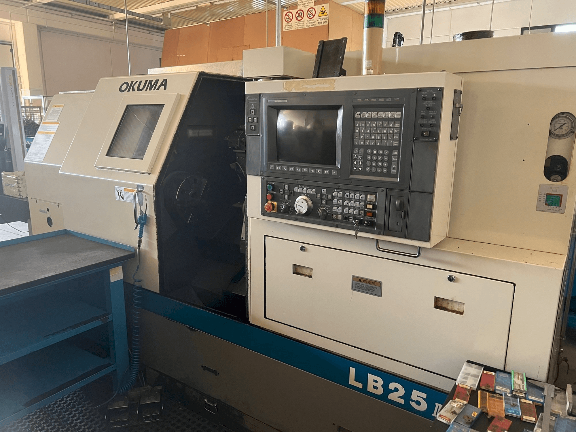 Okuma LB 25 II-maskinen framifrån