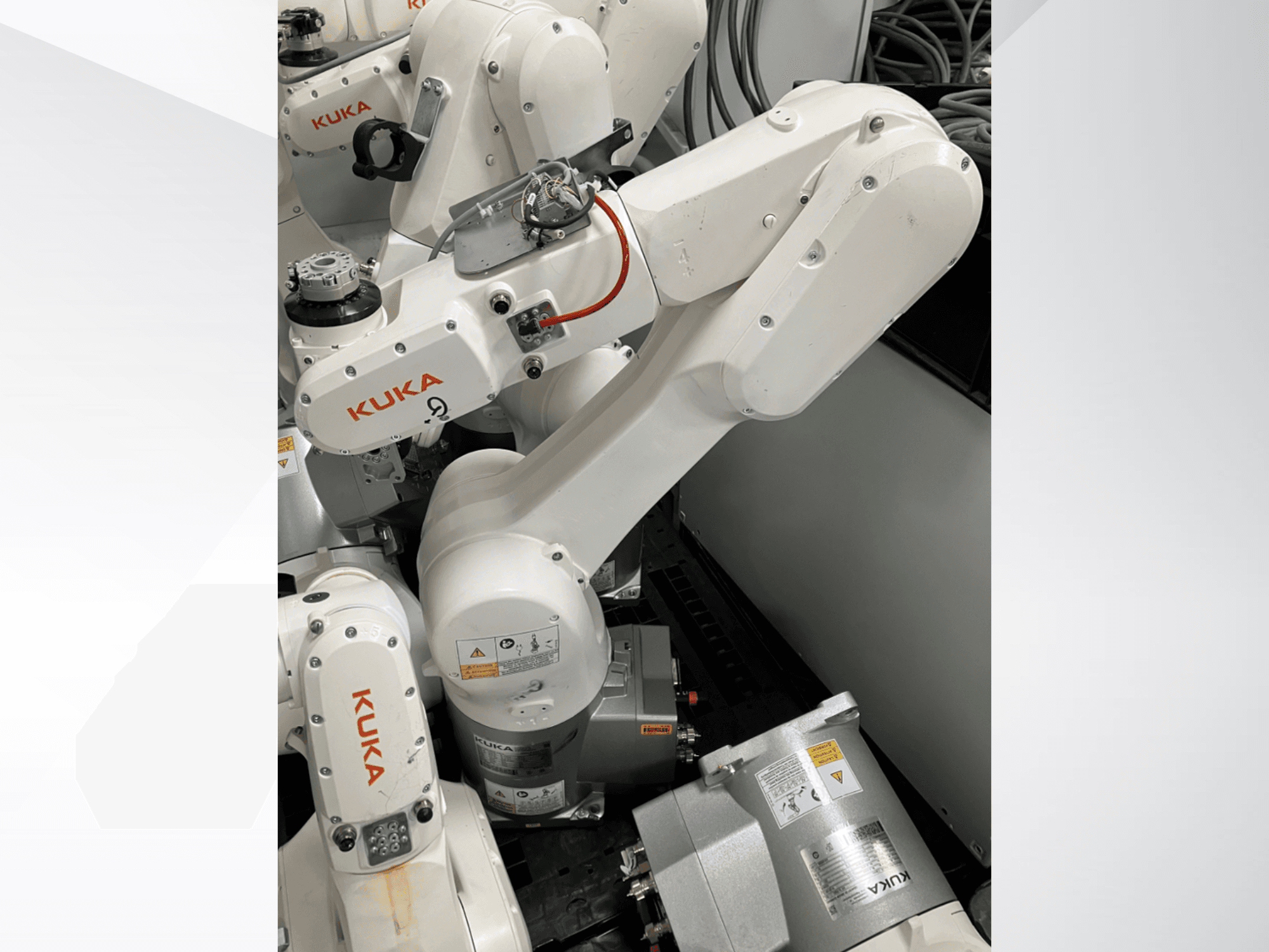 KUKA KR 6 R900 CR robotarm, sidovy; har synliga motorer och kontakter, märkta säkerhetsvarningar och mekaniska armar.