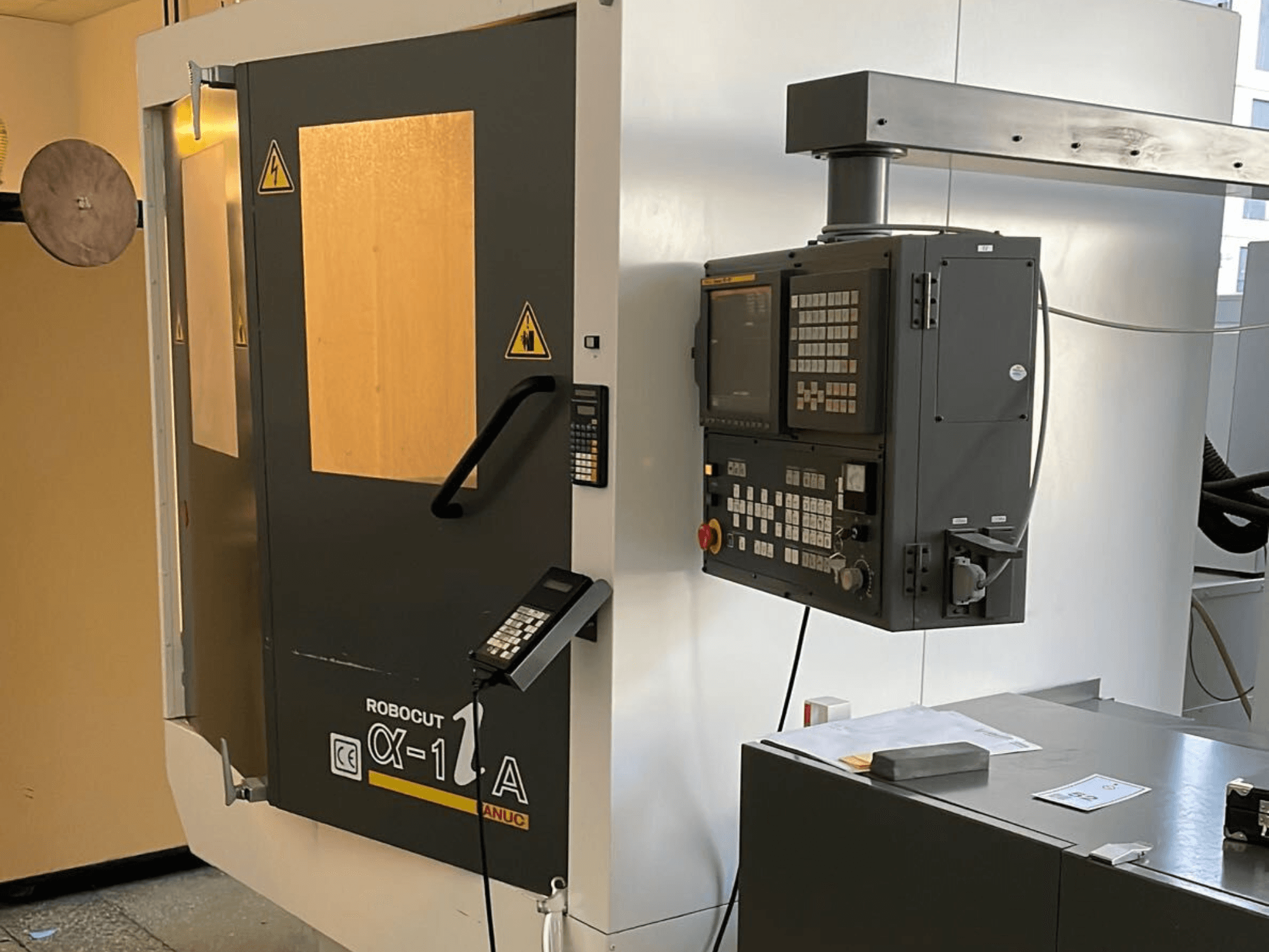 Robocut CX-1 A-maskin med kontrollpanel; framifrån med säkerhetsdörrar och manövergränssnitt.