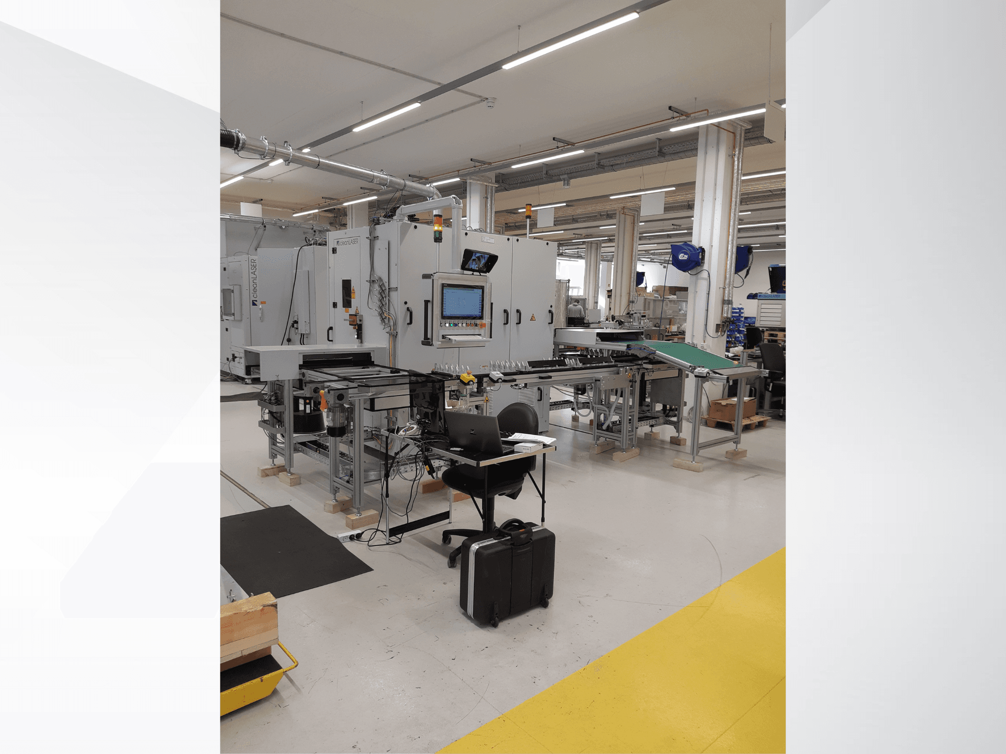 CLEAN LASER clean CELL 3220-verktygsmaskin, framifrån sett med kontrollpanel, transportband och arbetsstation i en fabriksmiljö.