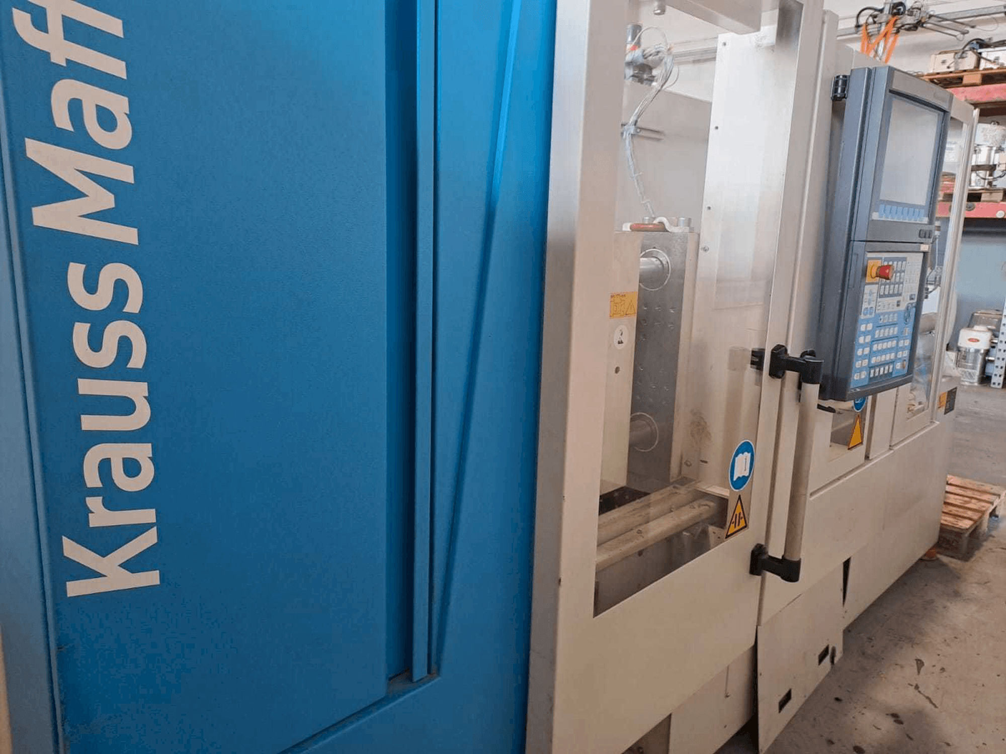 Krauss Maffei 35-180CX-maskinen framifrån