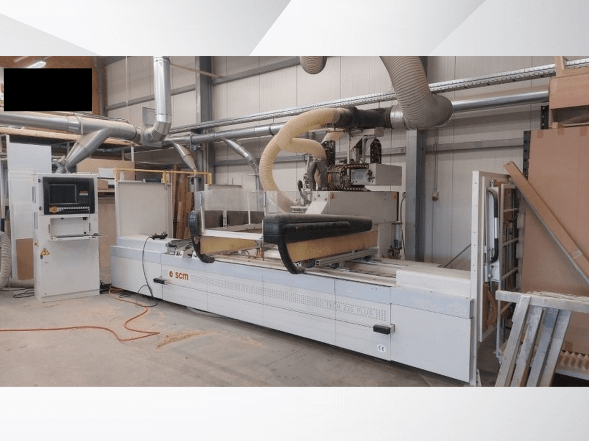 CNC-bearbetningscenter SCM TECH Z25 PLUS H-R4 i en verkstad, framifrån med kontrollpanel och dammutsugningssystem.