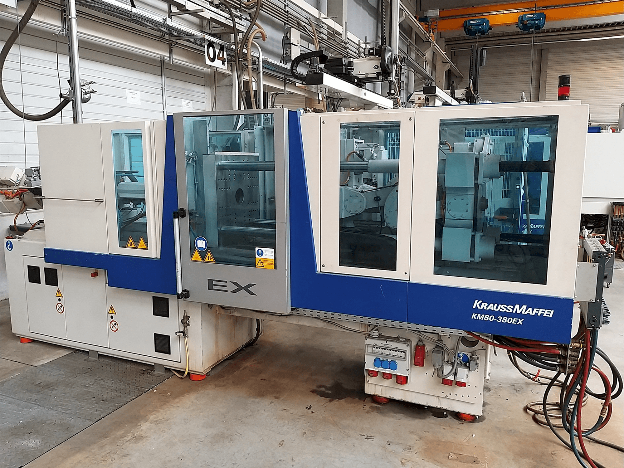 Krauss Maffei 80-380 Ex-maskinen framifrån