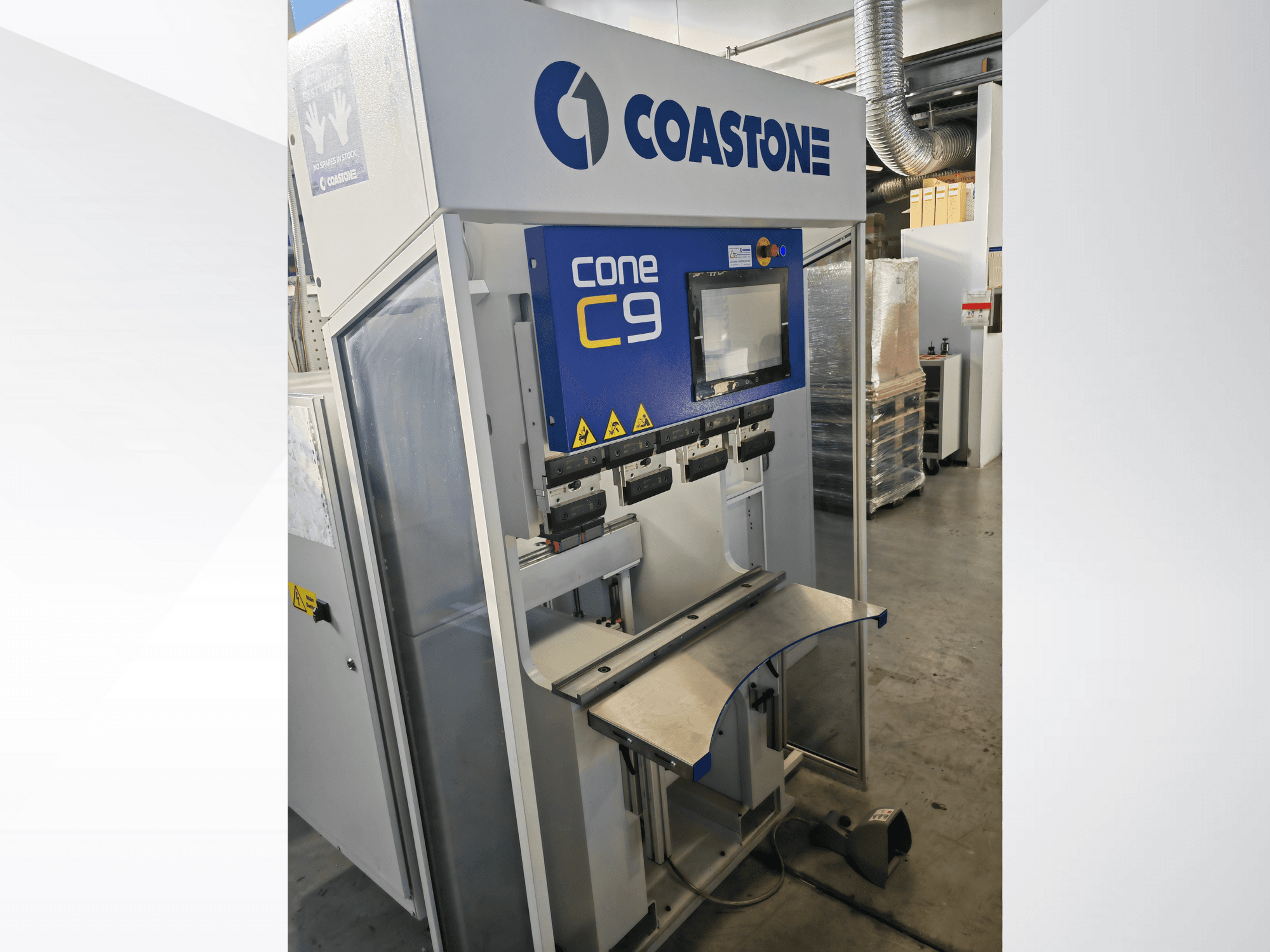 Coastone Cone C9-maskin framifrån, med kontrollpanel och arbetsyta i rostfritt stål.