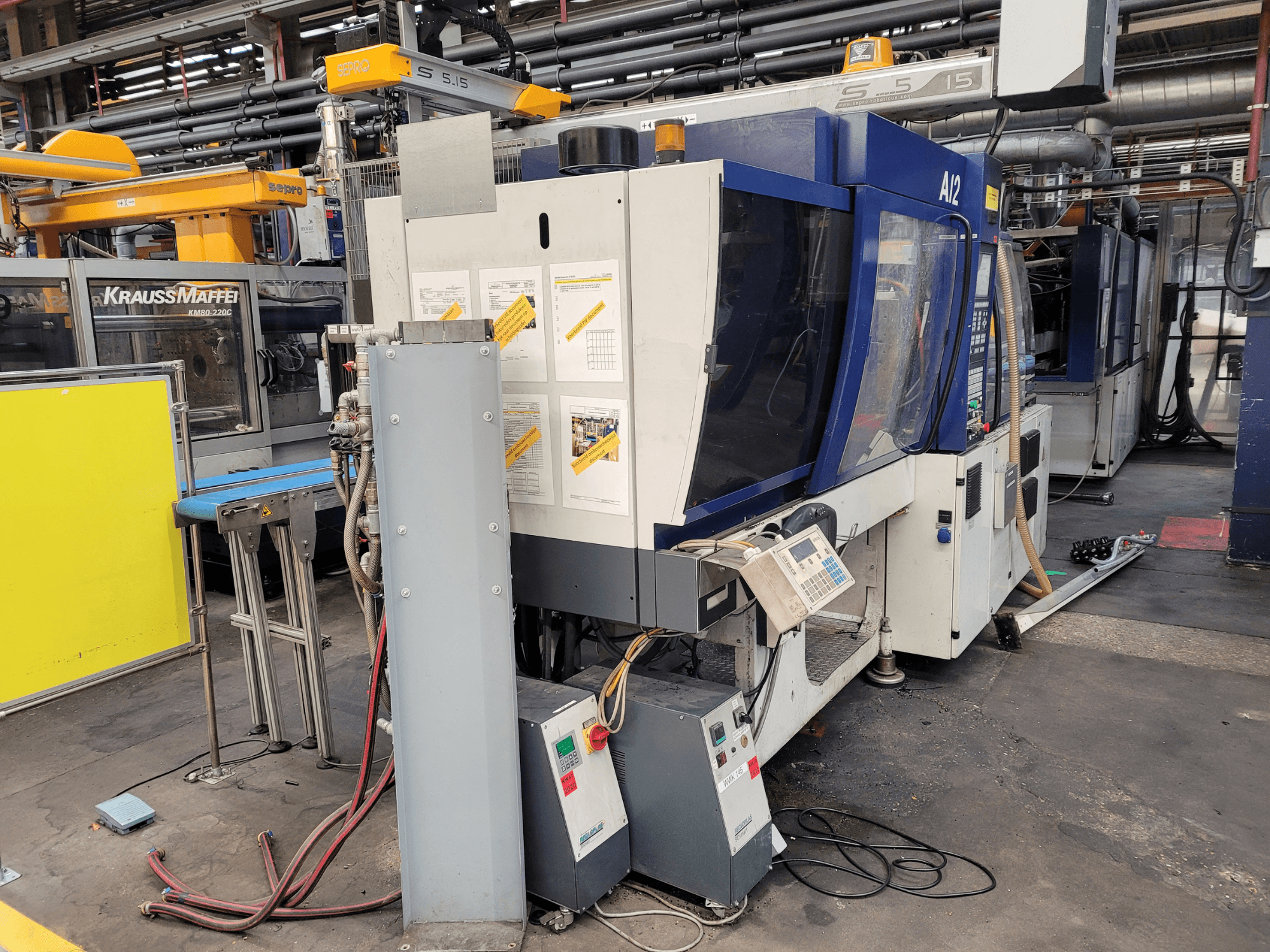 KraussMaffei formsprutningsmaskin modell KM80-232G, vy framifrån, med kontrollpanel och operativa komponenter.