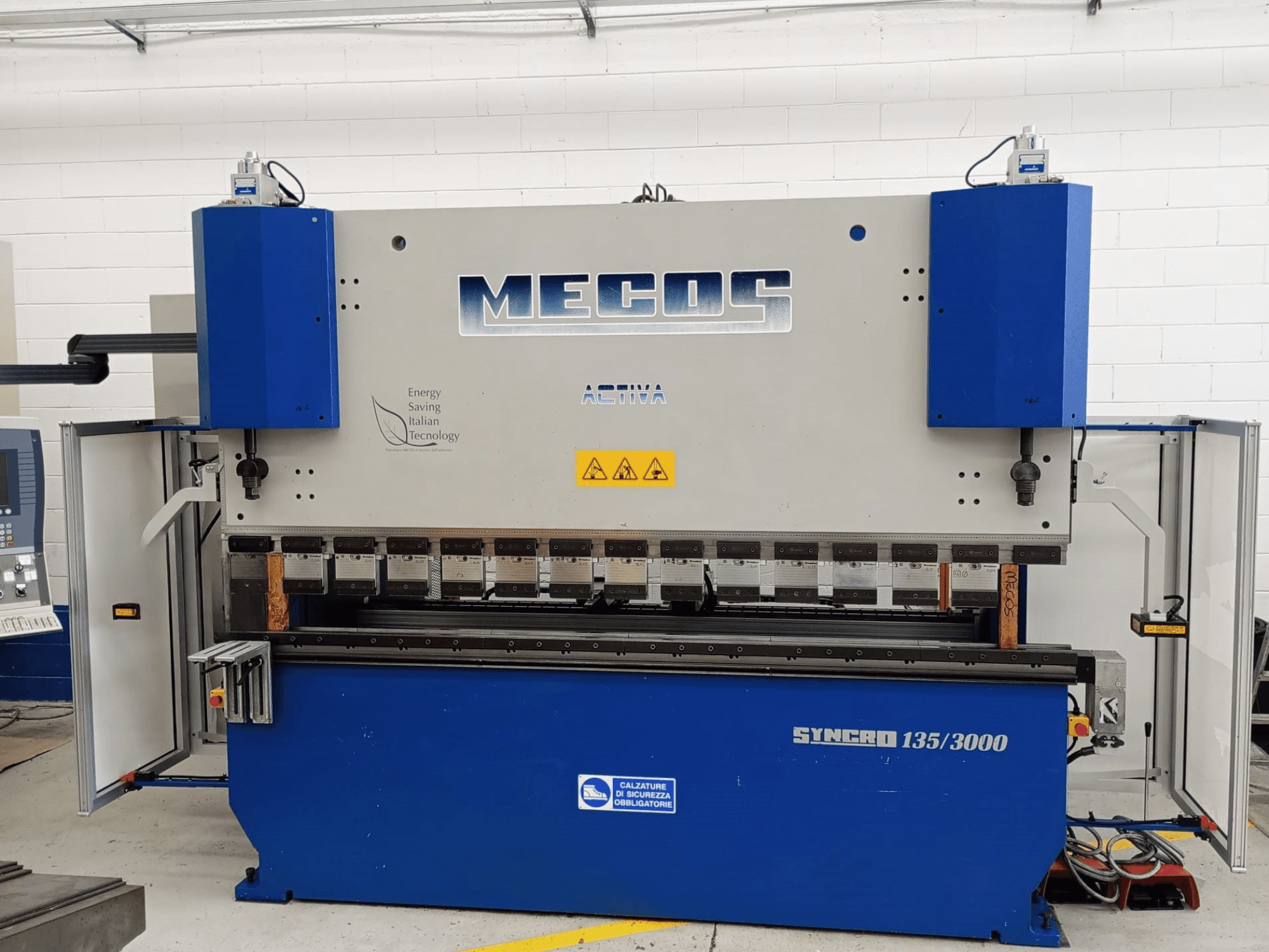 MECOS SYNCRO 135/3000 kantpress framifrån, visar reglage, bockningsverktyg och säkerhetsfunktioner.