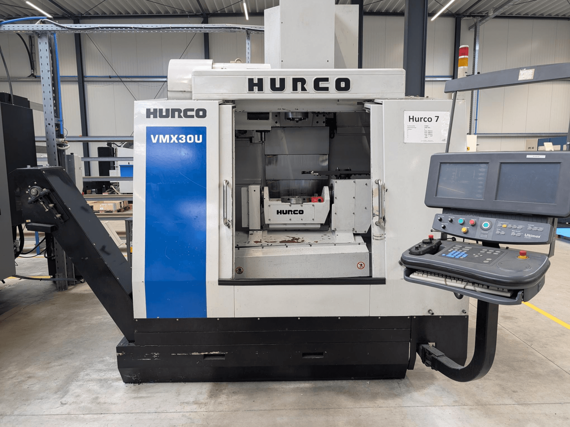 Hurco VMX30U CNC-maskin framifrån med kontrollpanel; har en rymlig interiör och precisionsstyrt gränssnitt.