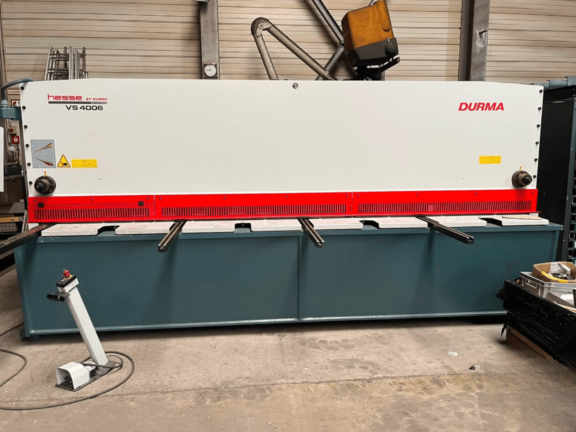 CNC-skärmaskin Durma VS 4006, framifrån, med skärblad och kontrollpanel synliga på ett robust underrede.